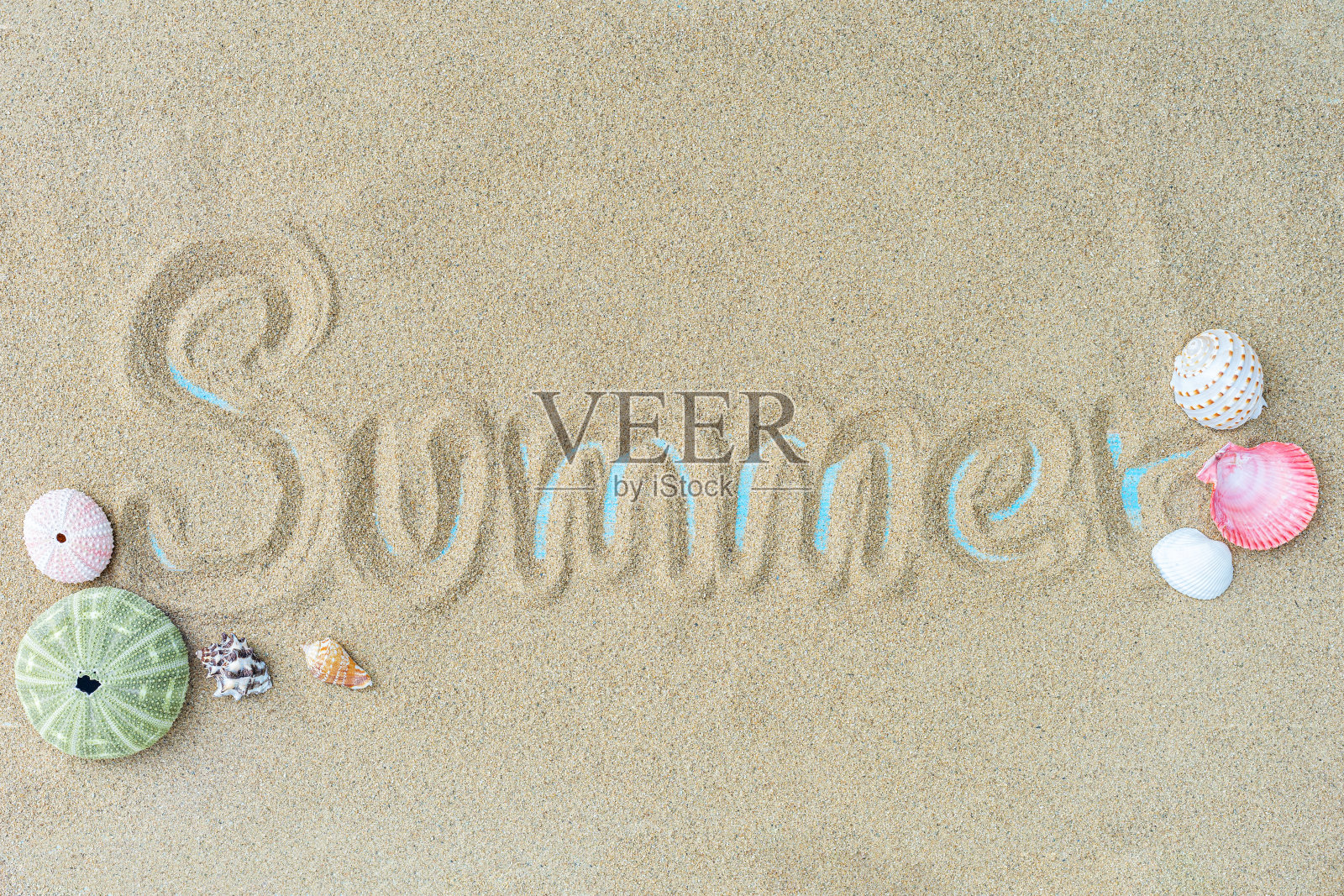 顶视图的海滩沙与贝壳。夏天背景的概念。照片摄影图片