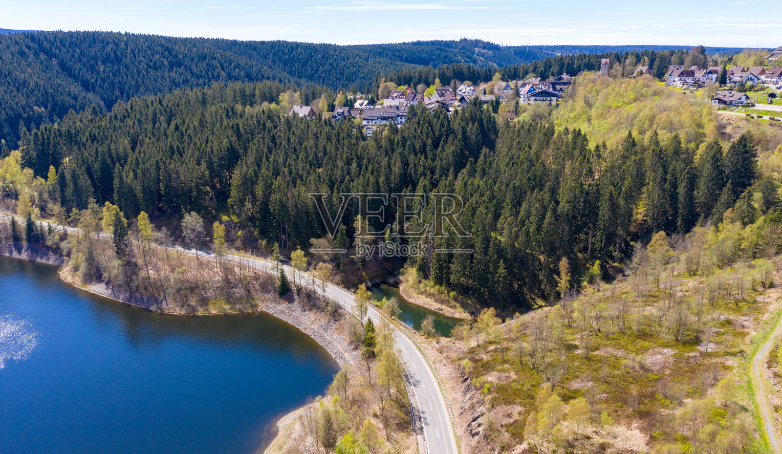 鸟瞰图上的一个水库在哈尔茨山脉，一个德国低山脉，与山脉和森林照片摄影图片