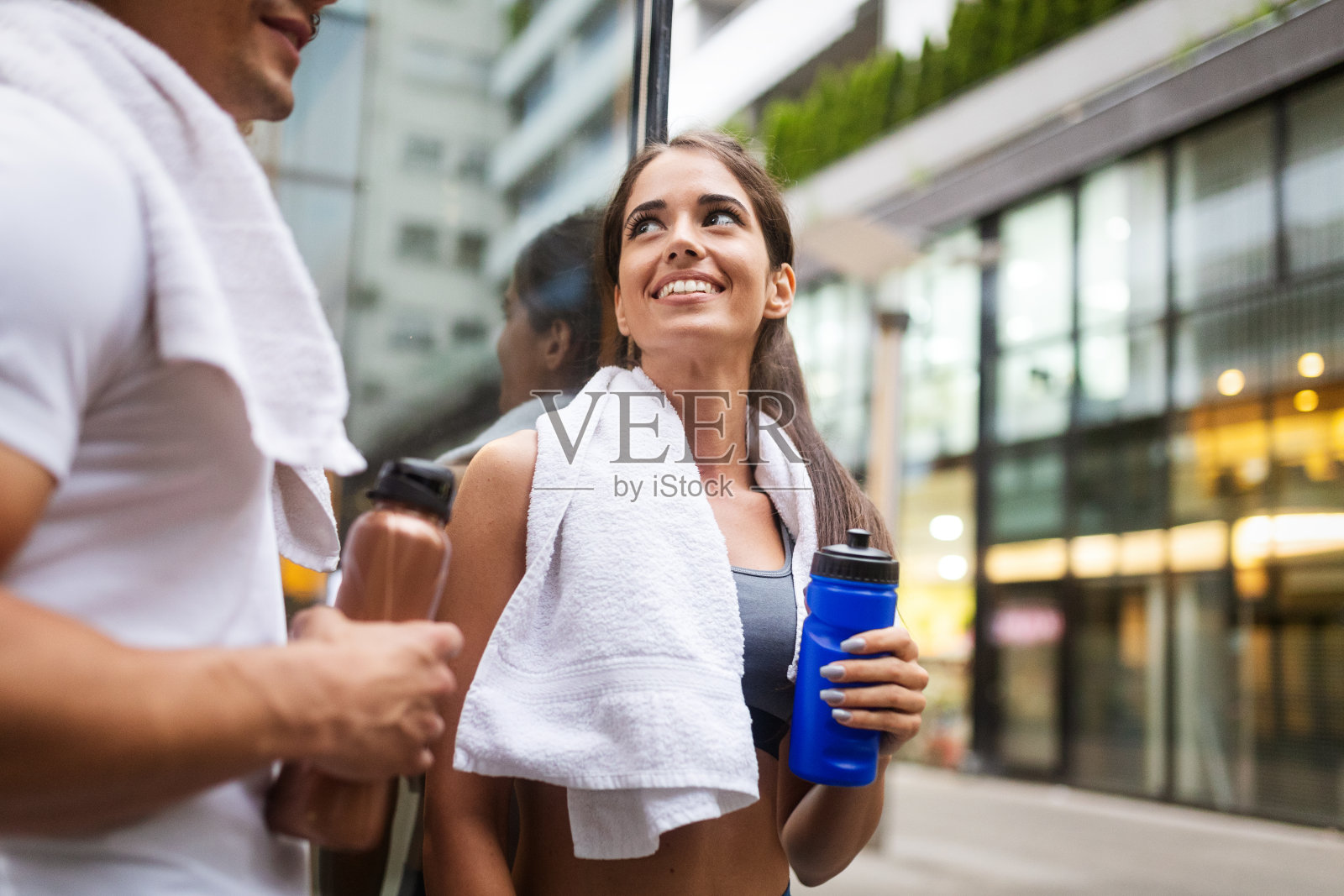 美丽的运动夫妇在户外跑步和慢跑照片摄影图片