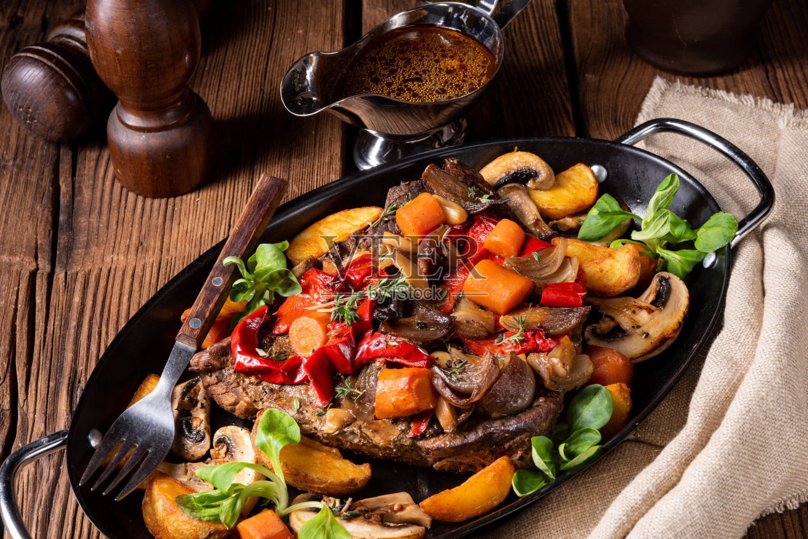 嫩牛肉配各种蔬菜照片摄影图片