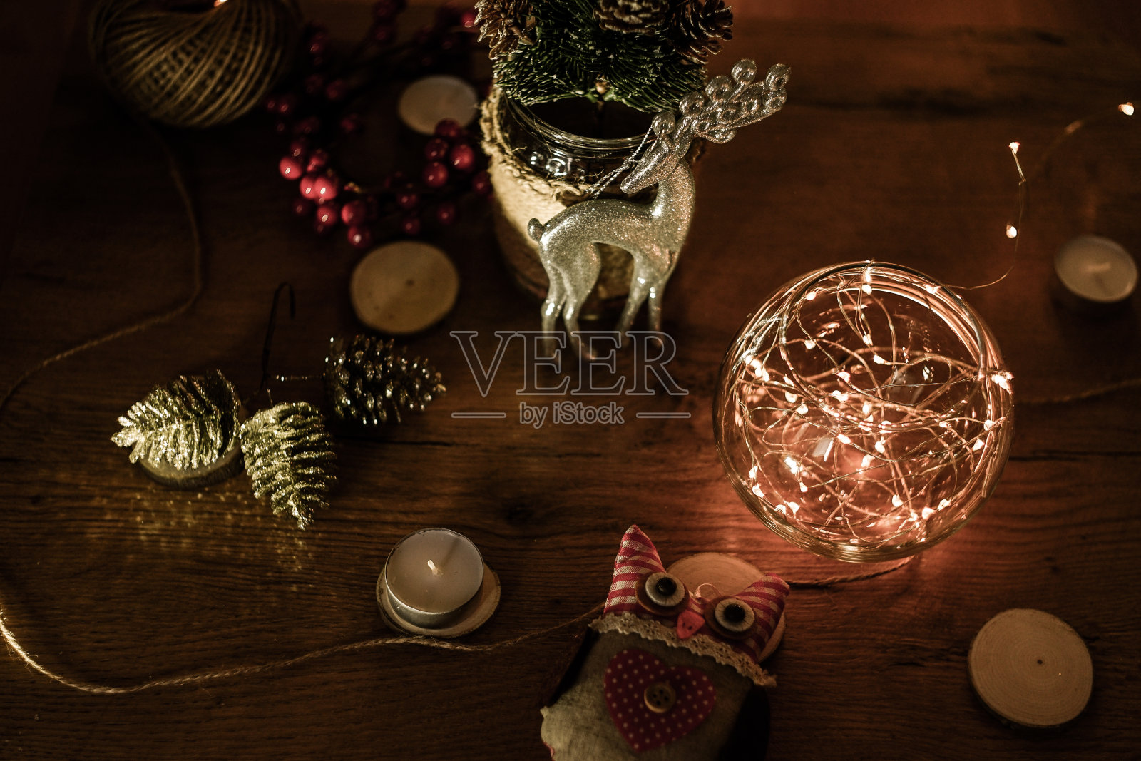 在圣诞树下照片摄影图片