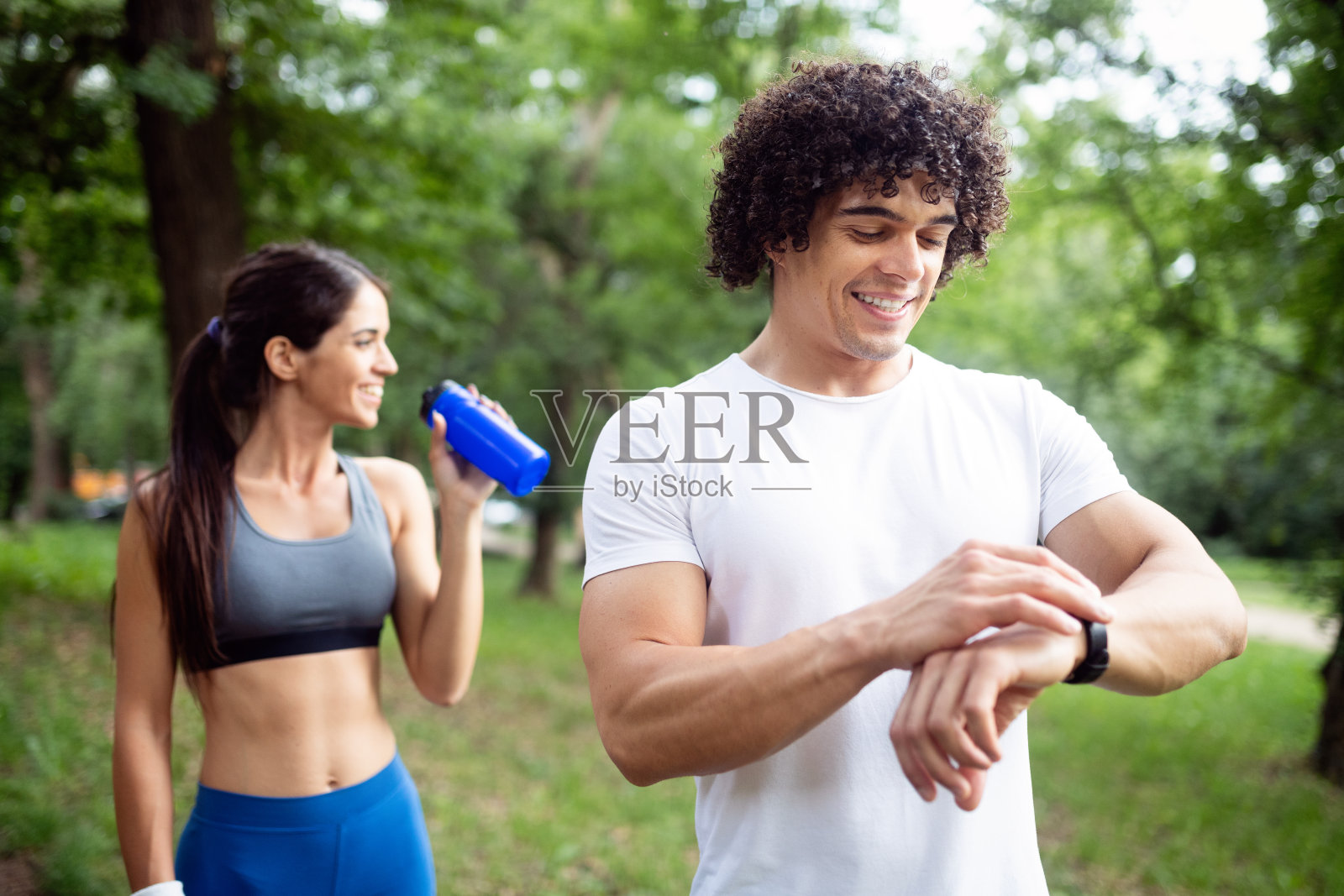 情侣在户外的大自然中慢跑和跑步照片摄影图片