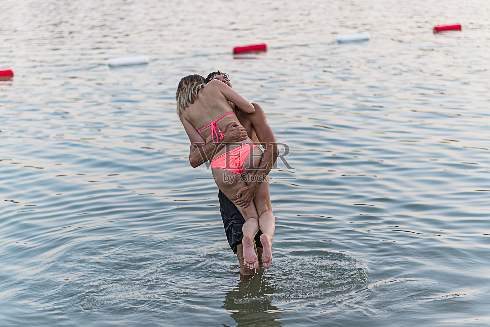 一对年轻夫妇在河里玩照片摄影图片