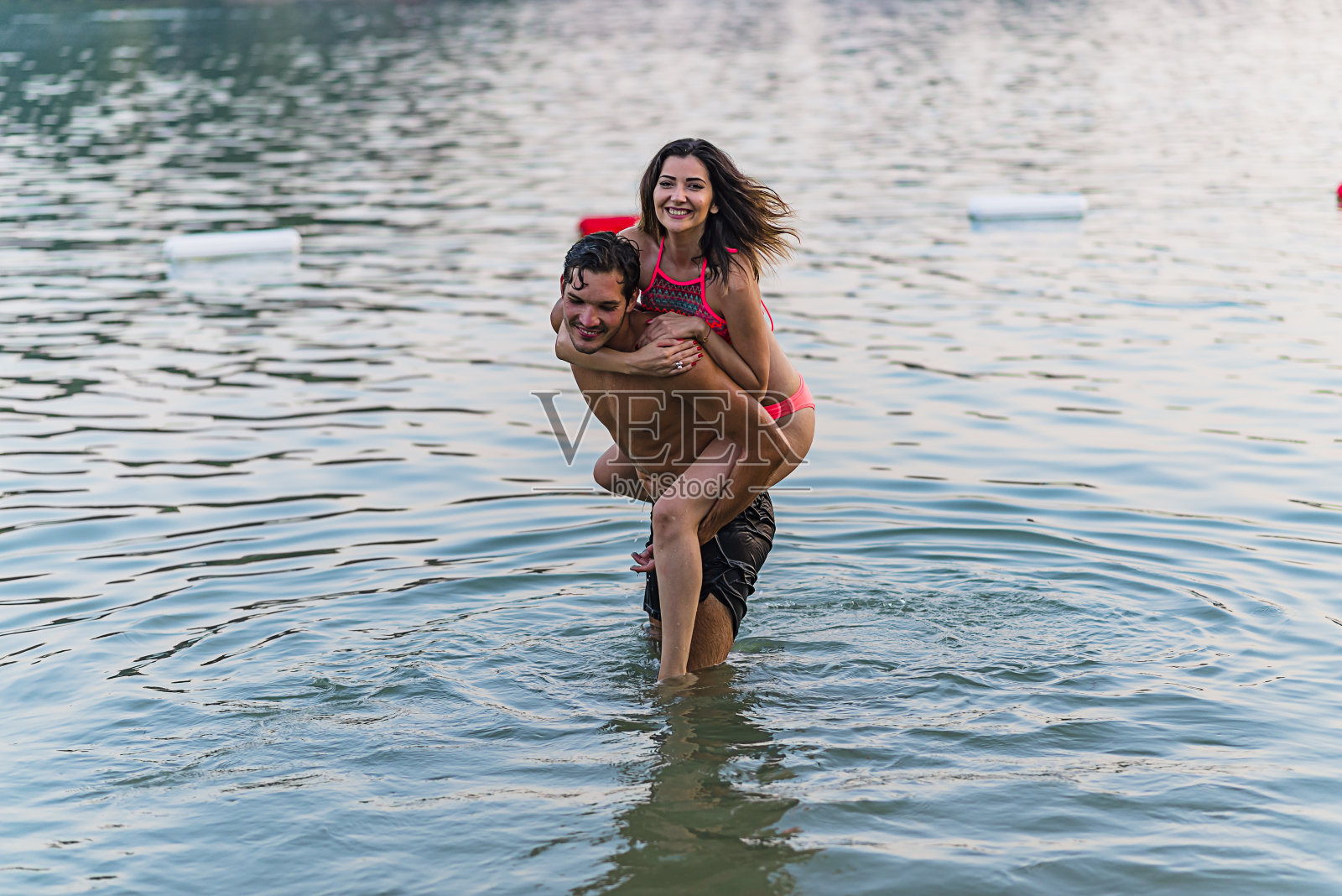 一对年轻夫妇在河里玩照片摄影图片