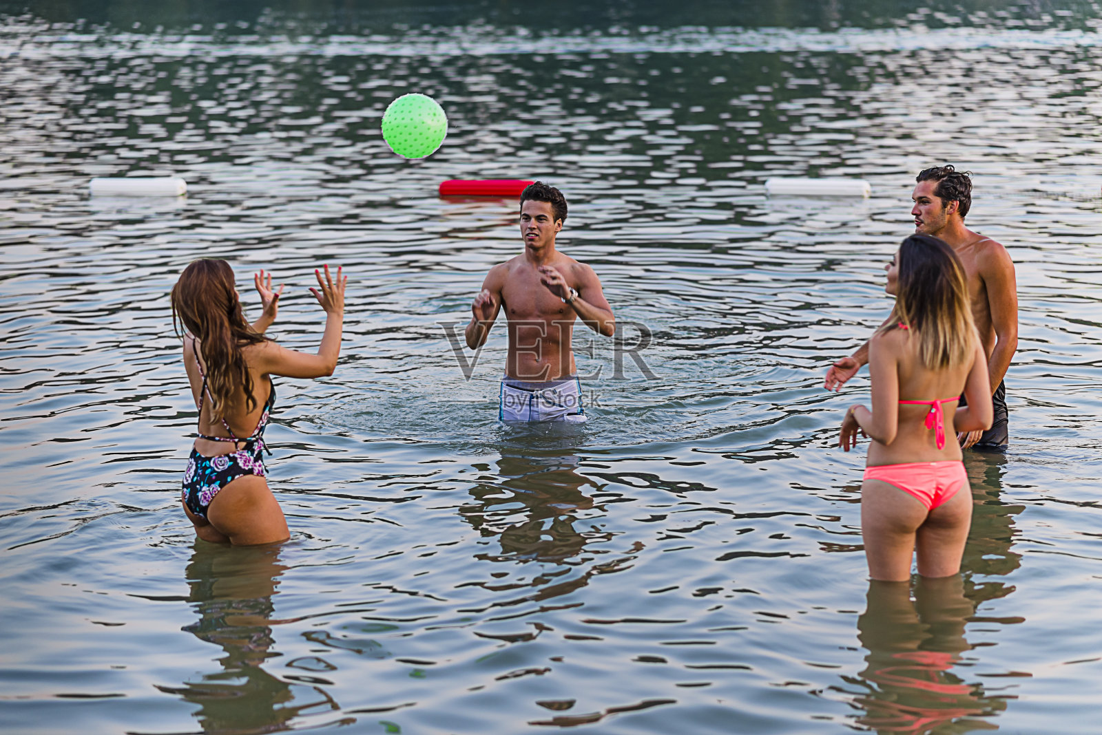 朋友们在河边打排球照片摄影图片