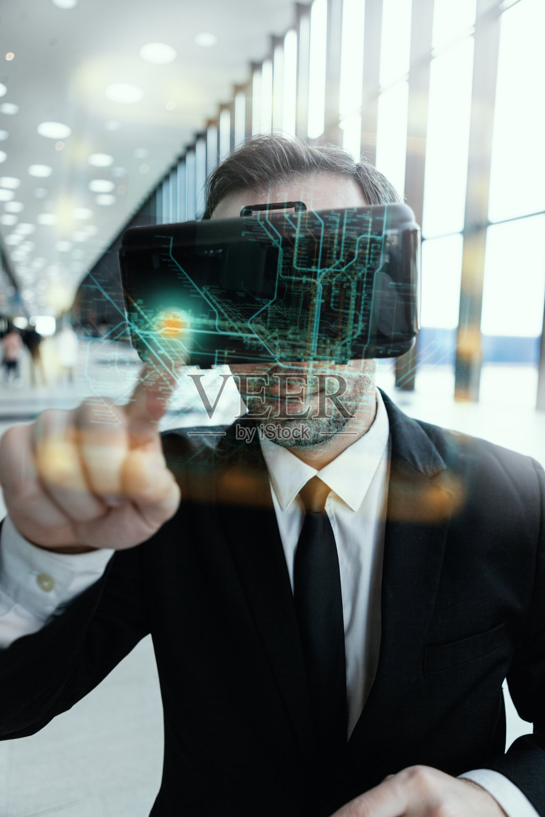 中年商人在VR头盔探索城市地图可视化在虚拟现实和点击目的地照片摄影图片