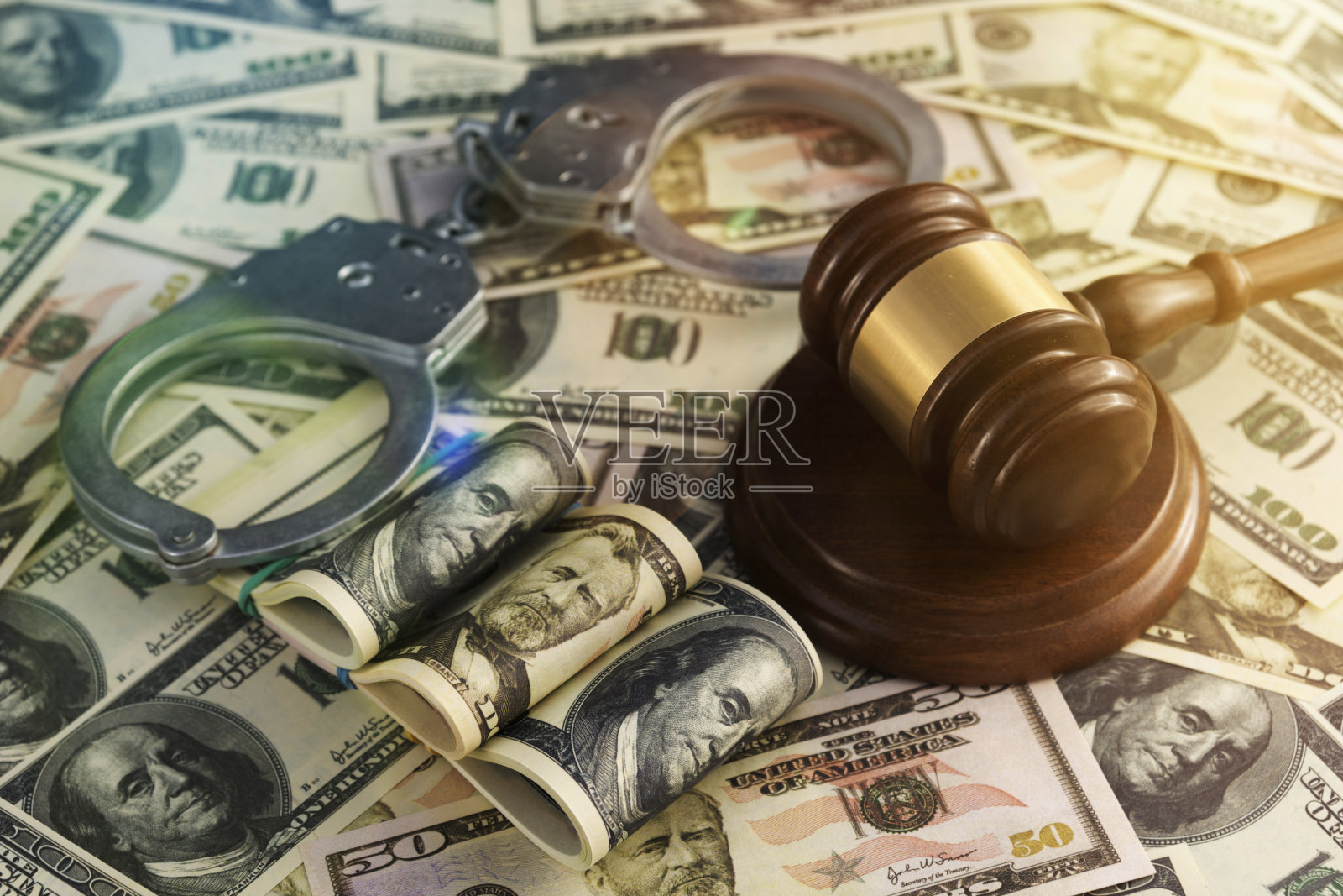 手铐与法槌和美元的碰撞照片摄影图片