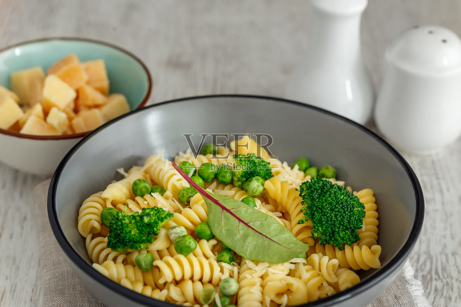 花椰菜和绿豌豆意大利面照片摄影图片