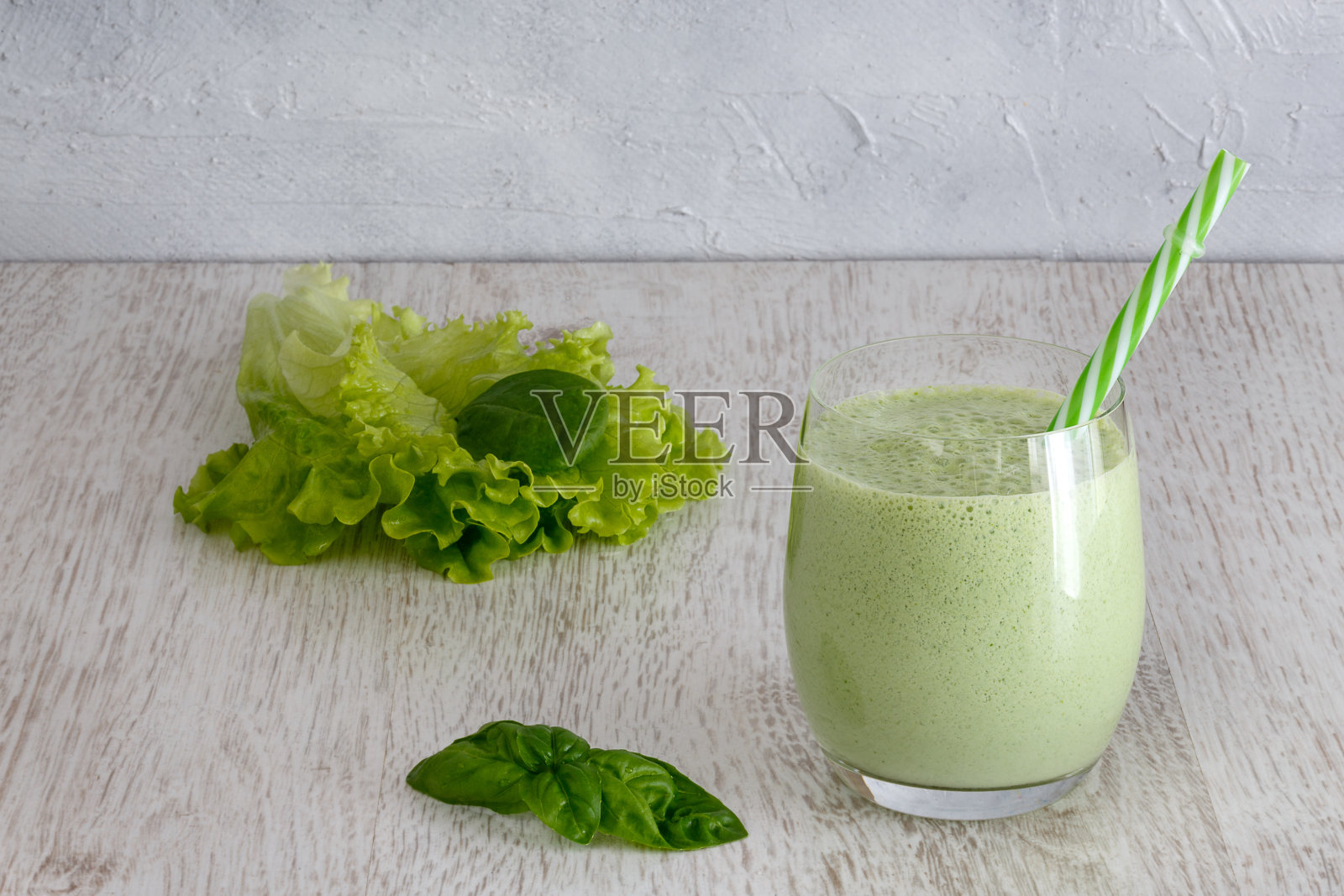 希腊酸奶冰沙配绿色蔬菜照片摄影图片