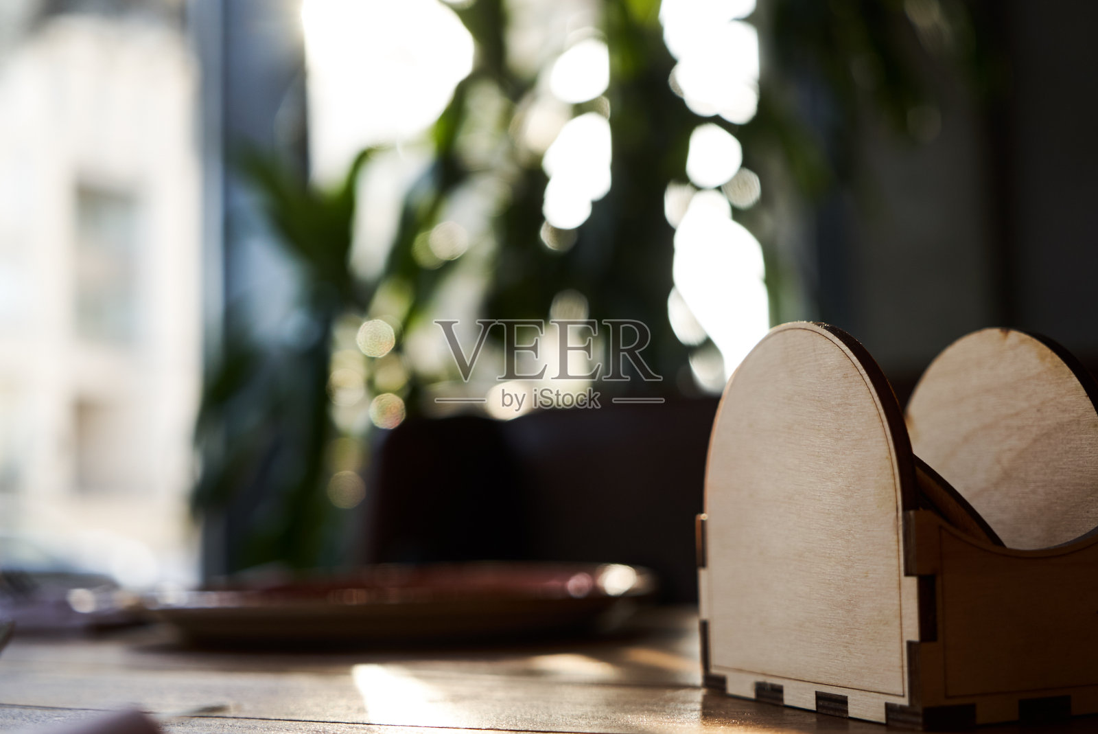 餐厅内部餐桌用空盘子用刀叉照片摄影图片