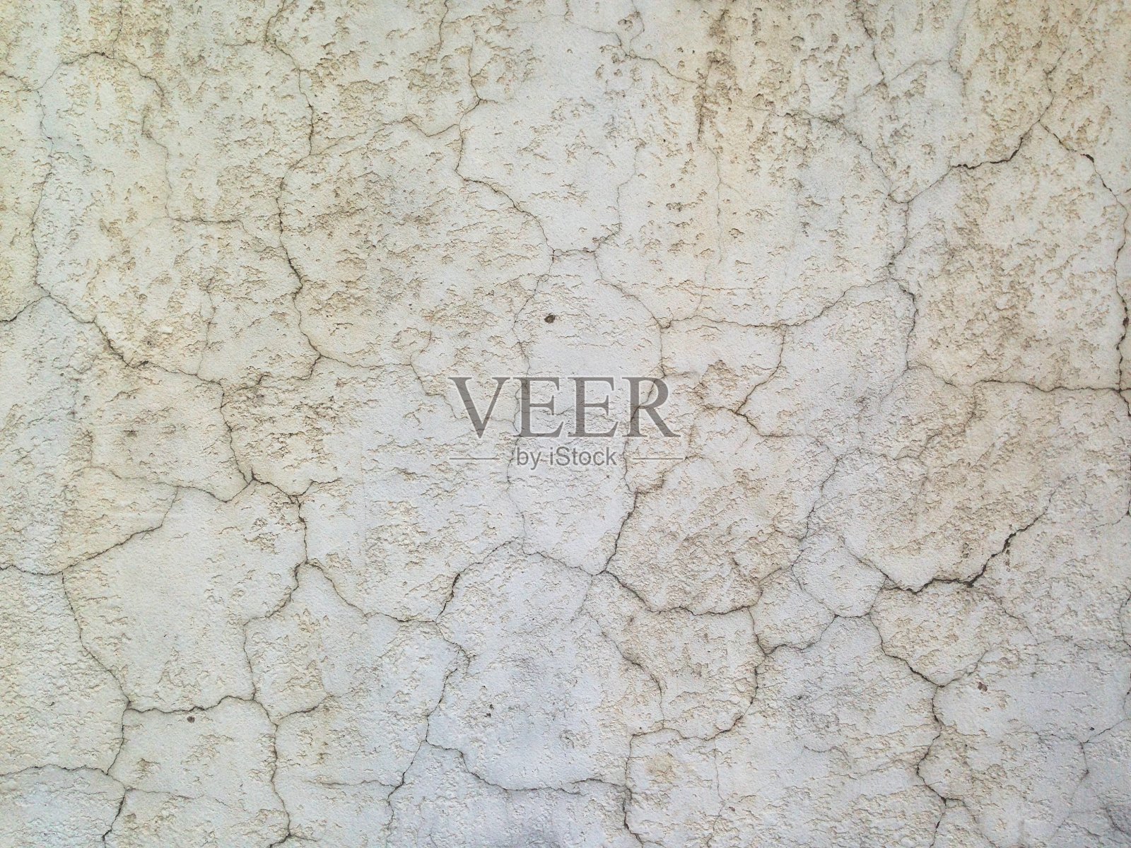 漆成奶油色的老式混凝土墙，有大裂缝照片摄影图片
