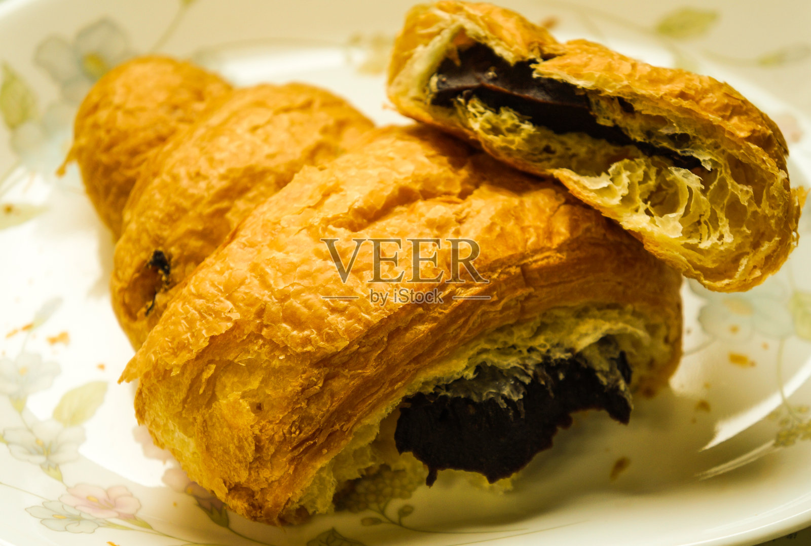 美味的甜点-巧克力羊角面包照片摄影图片