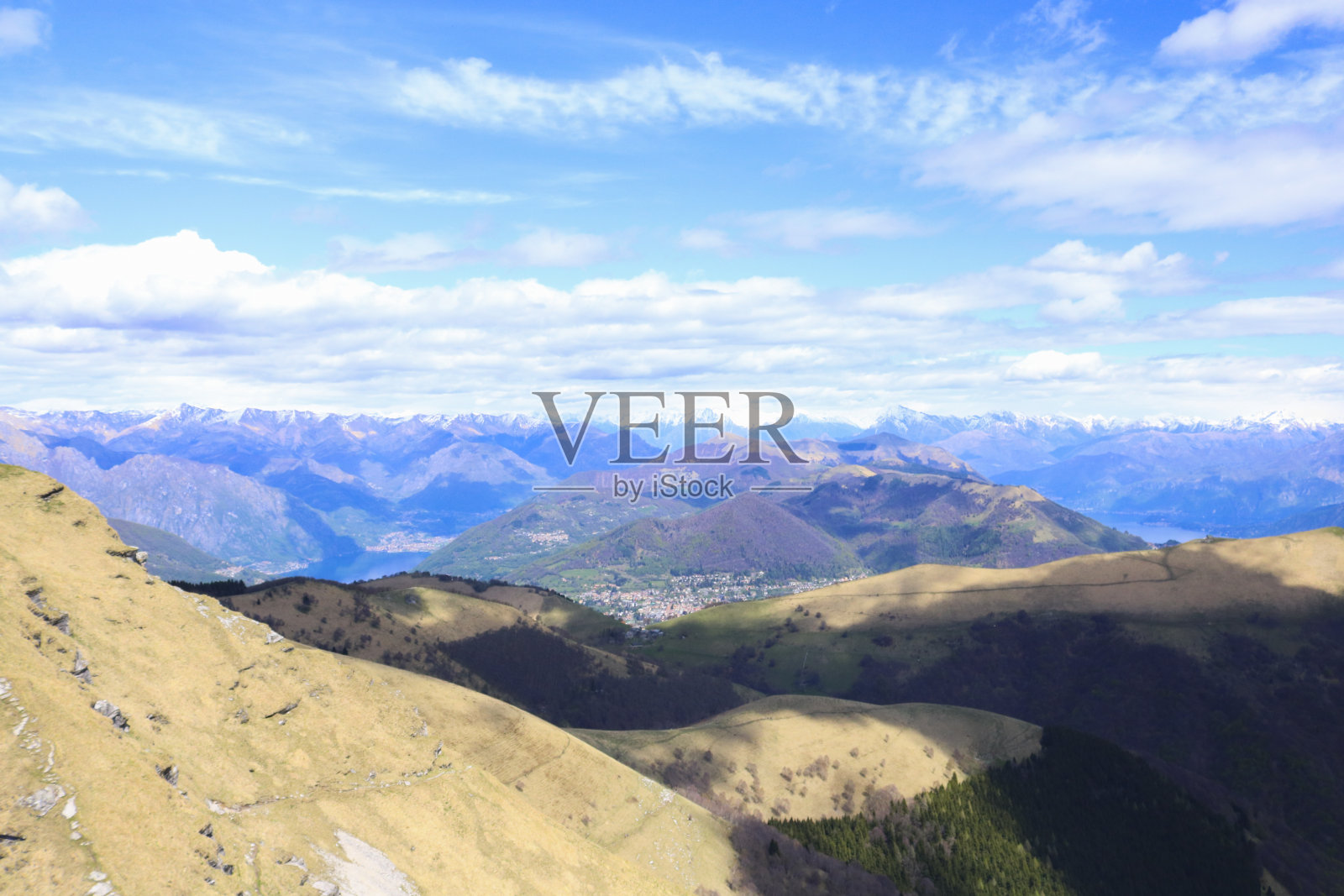 从瑞士的大山顶上可以看到令人惊叹的景色照片摄影图片