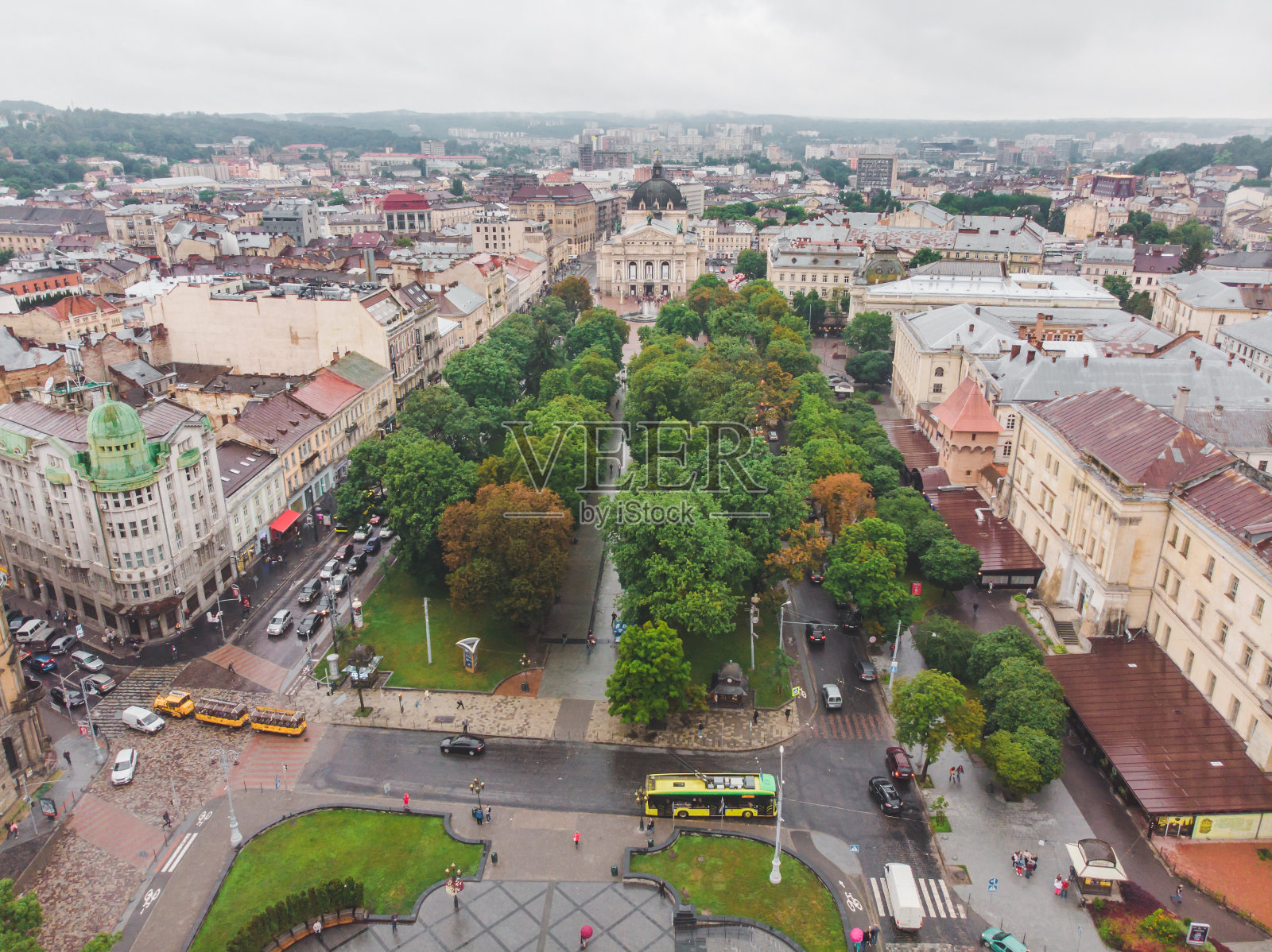 鸟瞰图的旧欧洲城市与阴云多雾的天气照片摄影图片