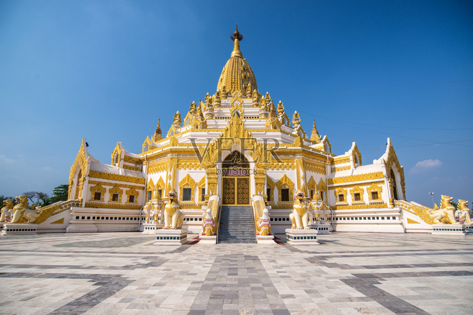 金塔和寺庙，瑞都密，佛牙舍利塔(仰光，缅甸)与清澈的蓝天照片摄影图片