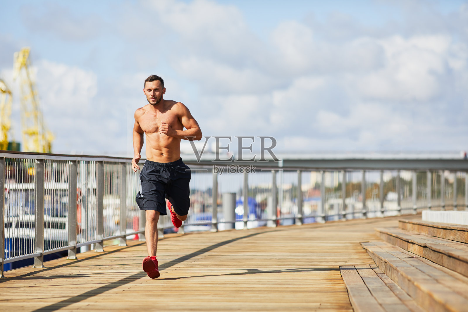 运动赤膊男子在城市的景象在夏季照片摄影图片