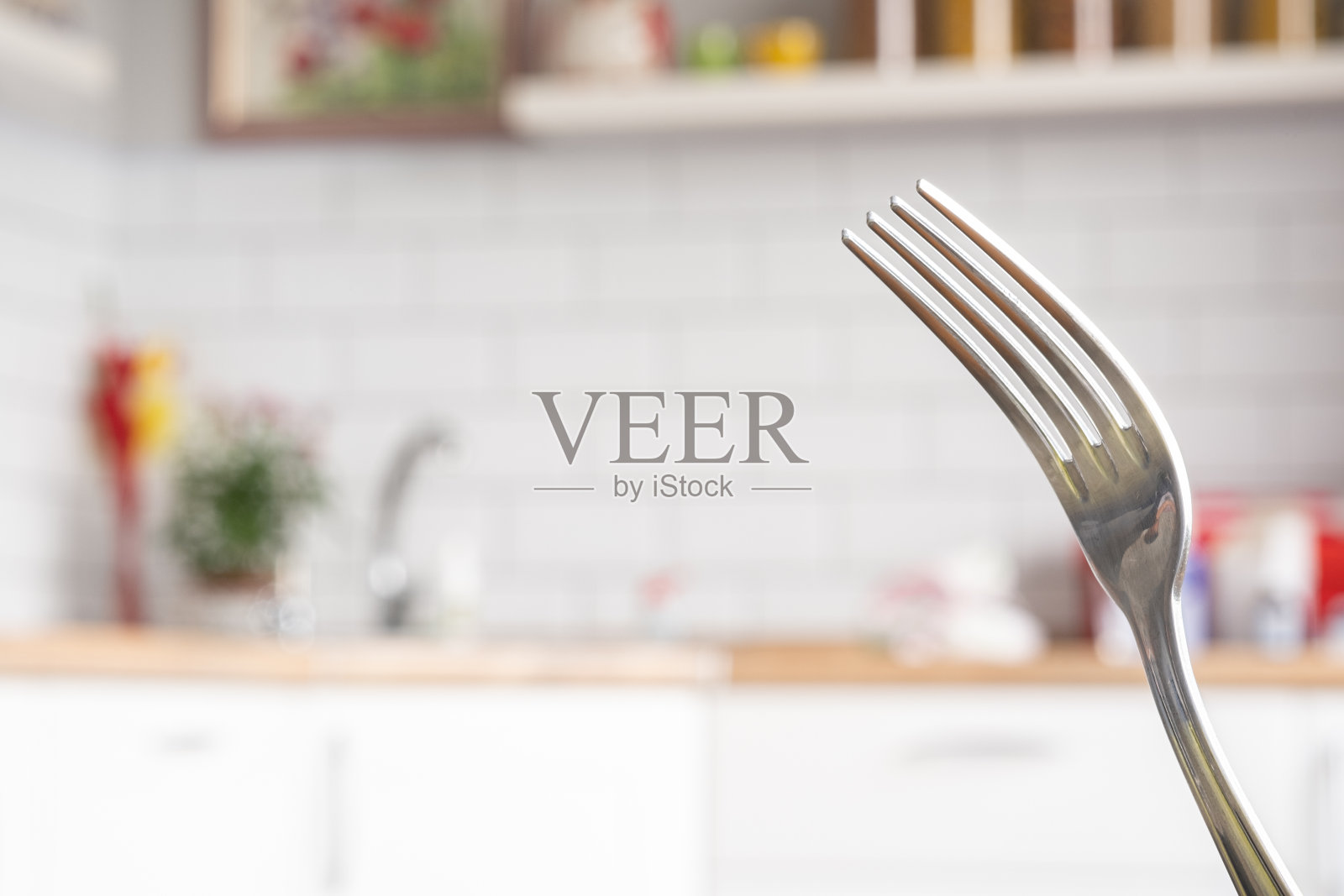 模糊抽象背景现代瓷砖墙，白色餐桌与现代厨房配件，室内设计照片摄影图片