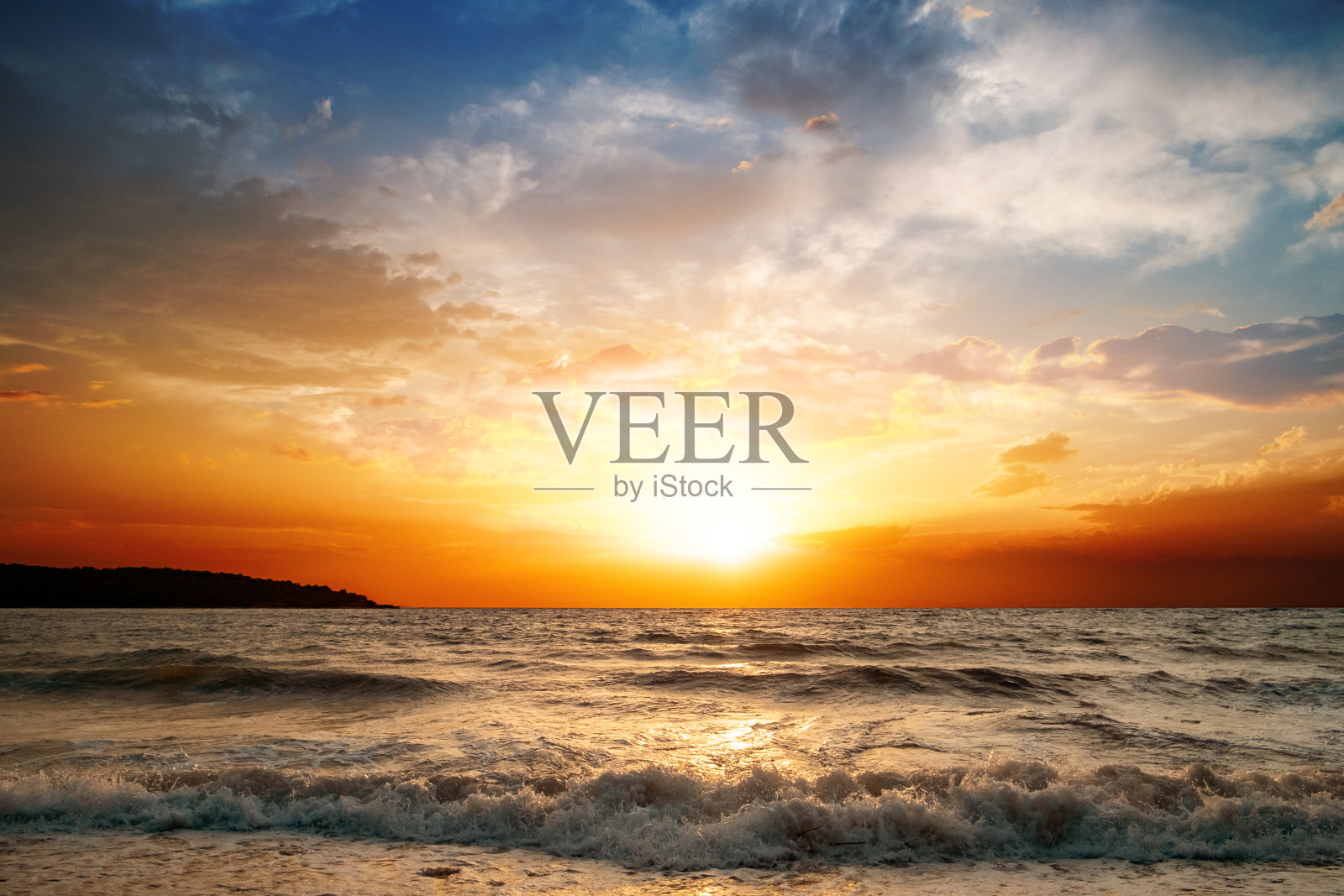 日落时海浪在海岸线上拍打照片摄影图片