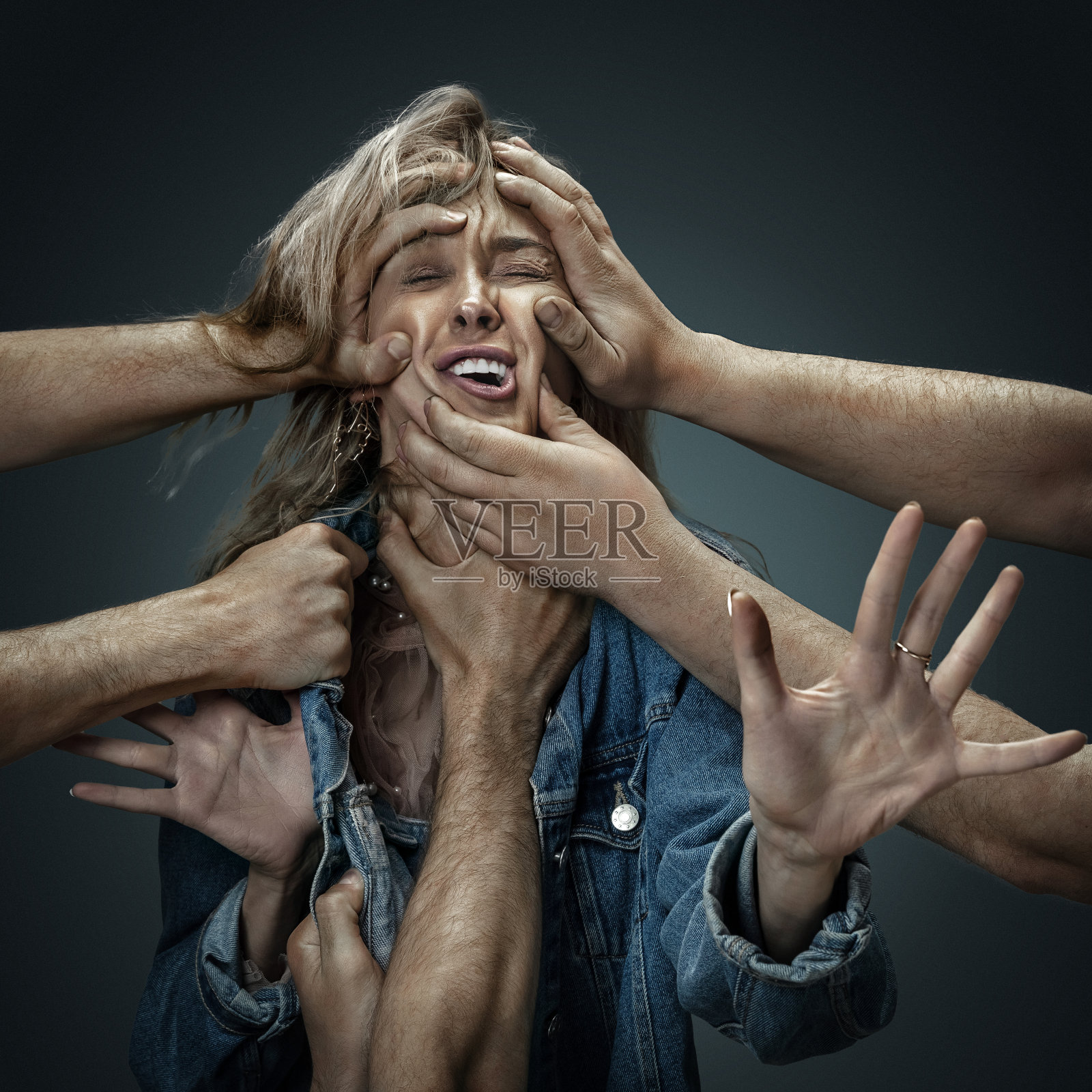 一个年轻的女人被她自己的思想包围着照片摄影图片