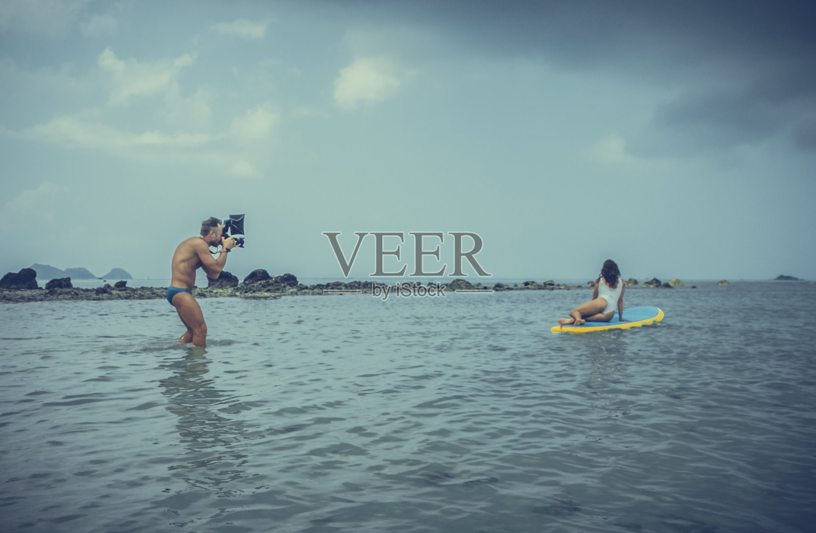 年轻苗条的女人在冲浪板上。照片摄影图片