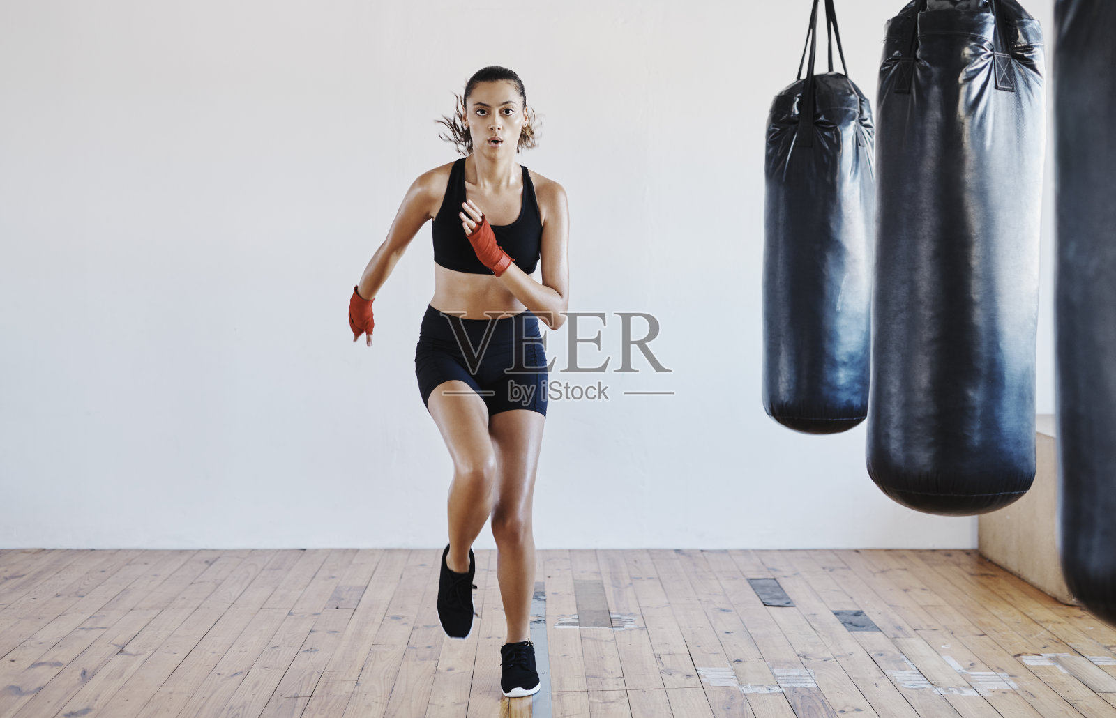 努力实现她的健身目标照片摄影图片