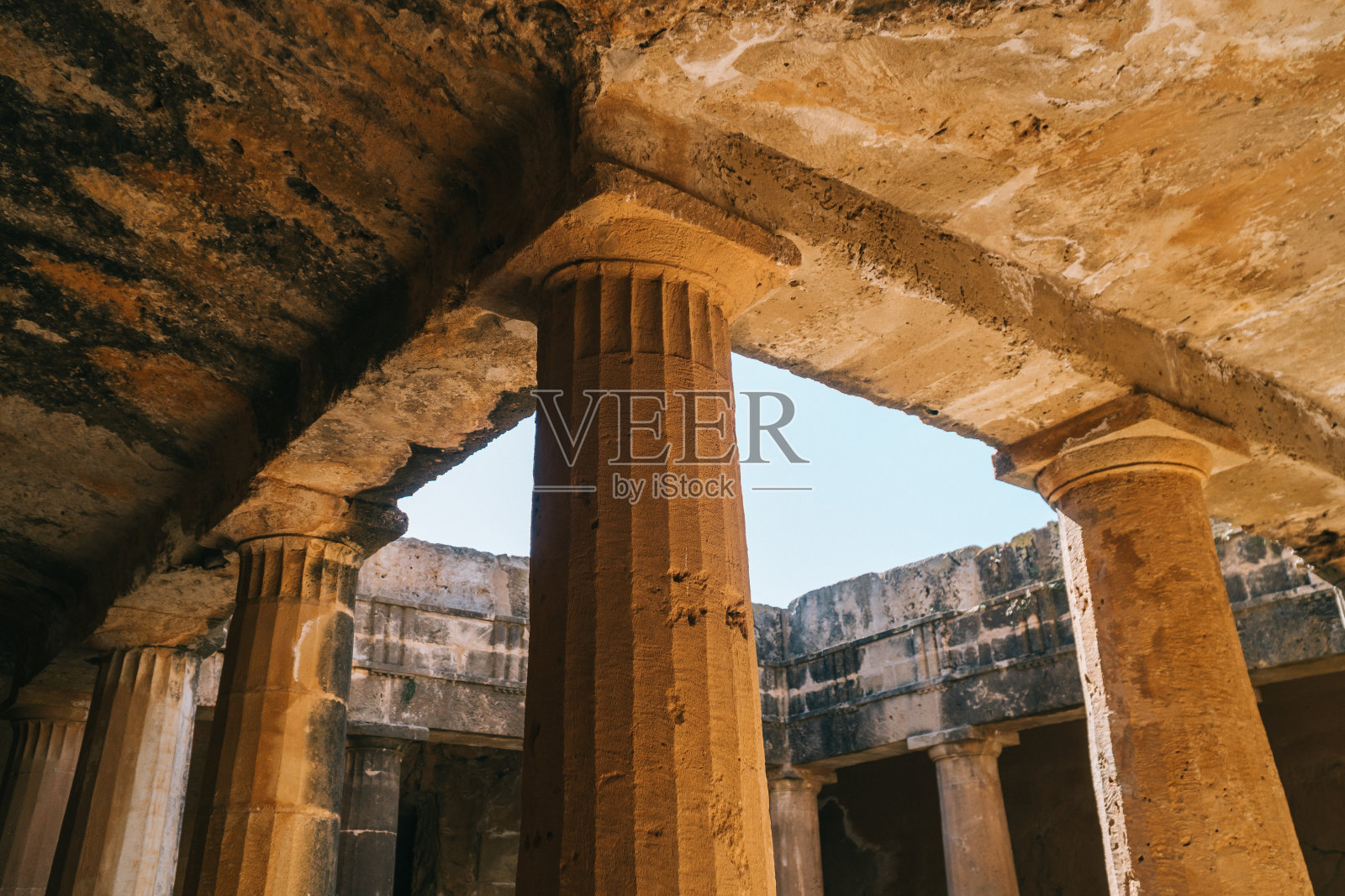 塞浦路斯帕福斯皇家坟墓中的古代圆柱照片摄影图片