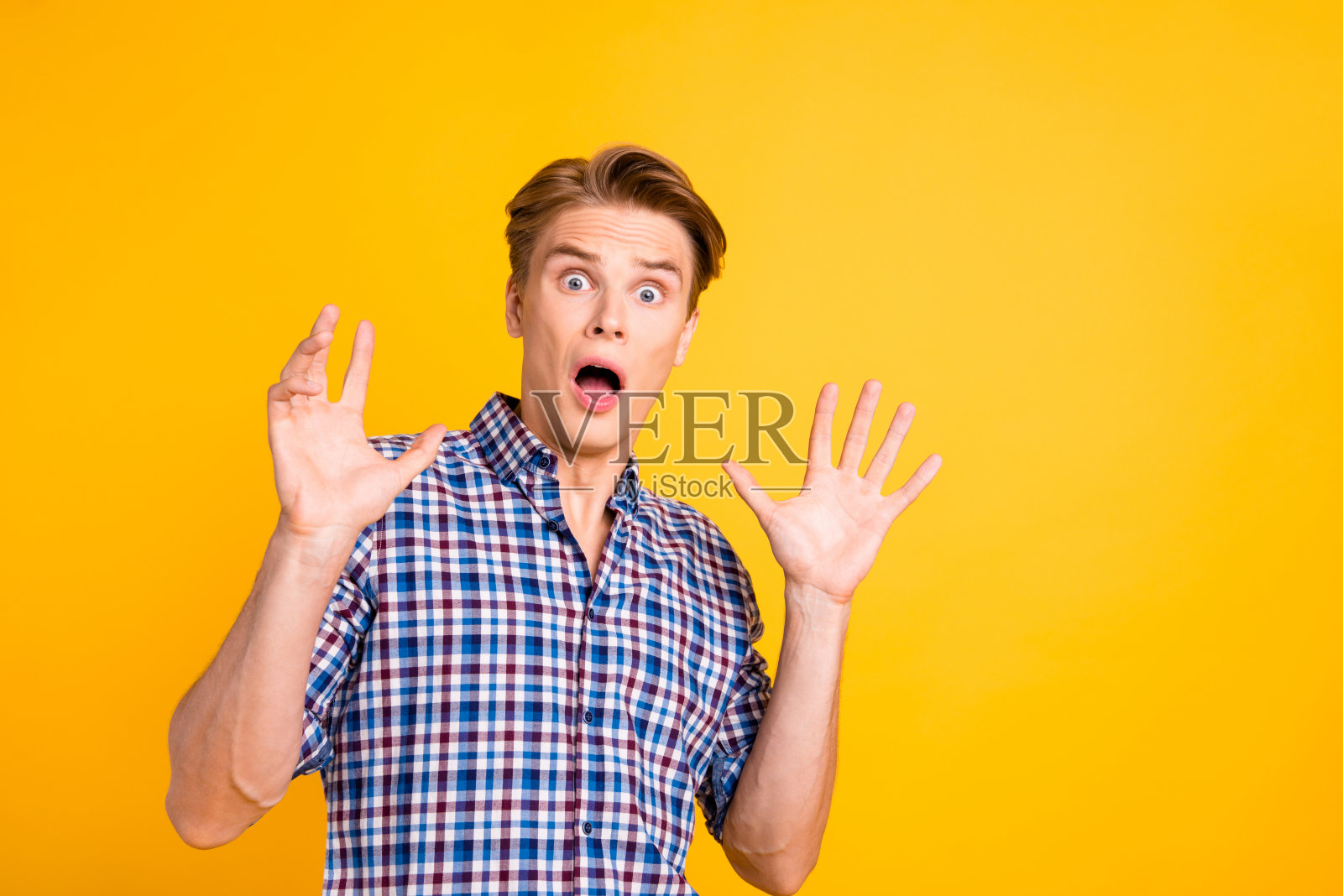 近距离的照片惊奇他他他的男人嘴巴张开眼睛充满恐惧哦没有面部表情双手举起空气问停止穿休闲格子格子衬衫外套孤立的黄色明亮的背景照片摄影图片