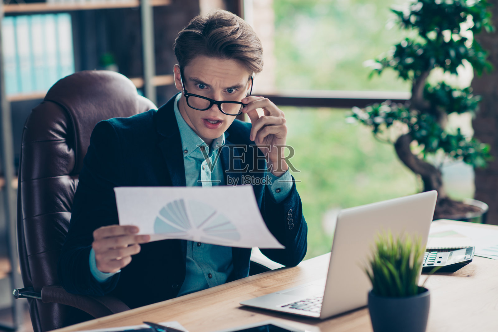 肖像可爱的英俊的惊讶的ceo有新闻创业企业触摸眼镜眼镜尖叫大叫哇哦天啊难以置信的意外的惊奇害怕害怕害怕黑色现代西装工业阁楼照片摄影图片