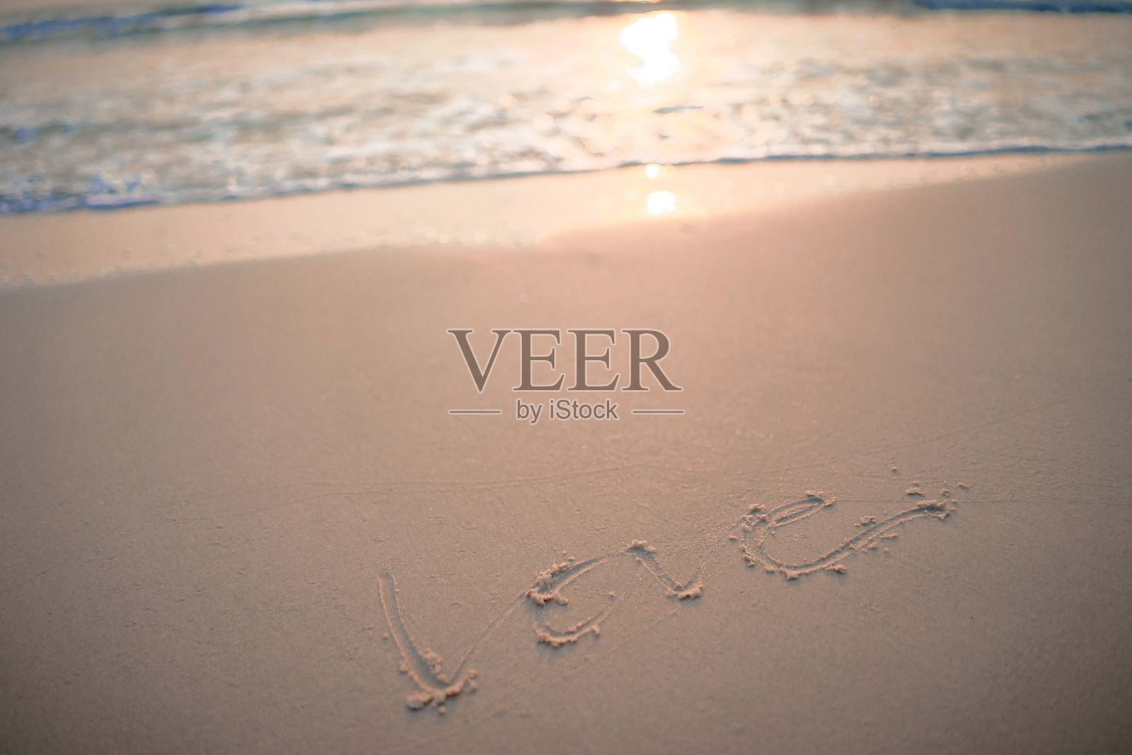 早晨，写在沙滩上的爱的文字照片摄影图片