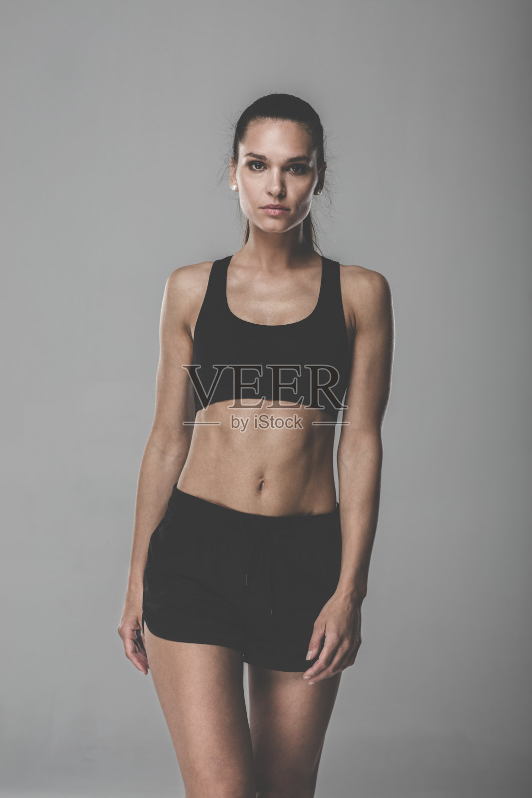 一个美丽的运动女人的肖像穿着运动服照片摄影图片