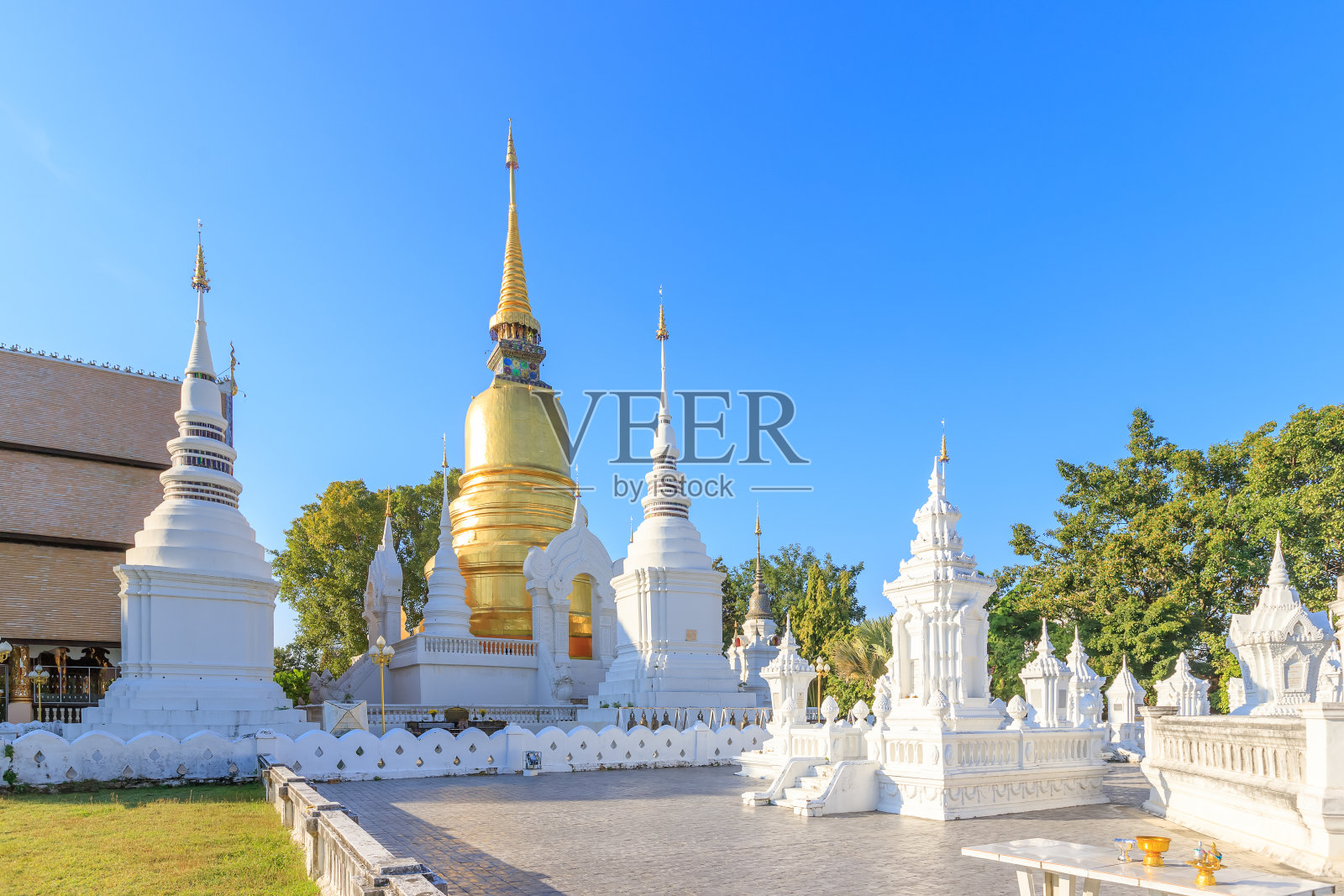 泰国北部清迈的宣德寺的宝塔照片摄影图片