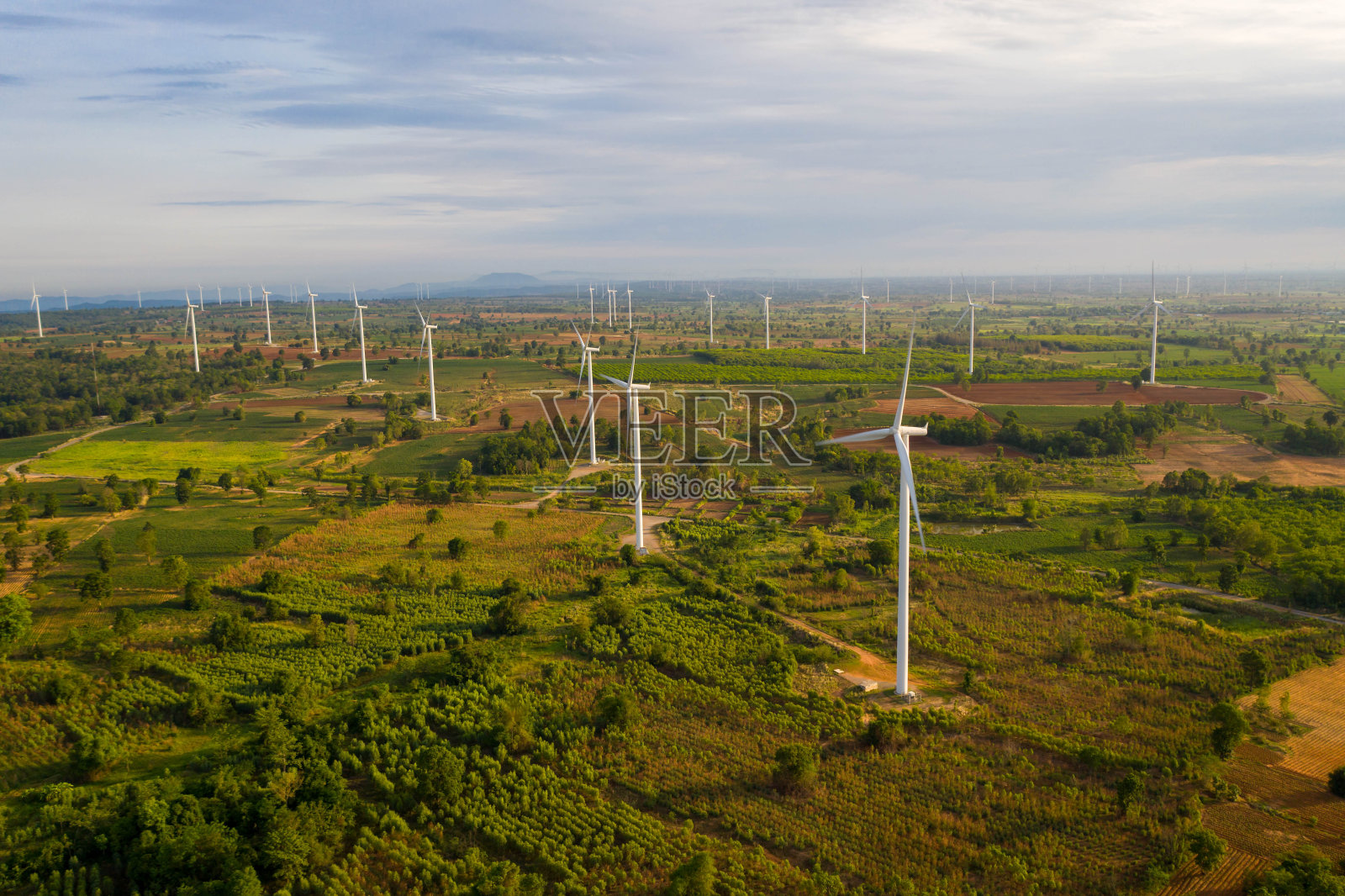 鸟瞰图的风力涡轮机在现场。生产无污染的清洁能源。清洁发电照片摄影图片
