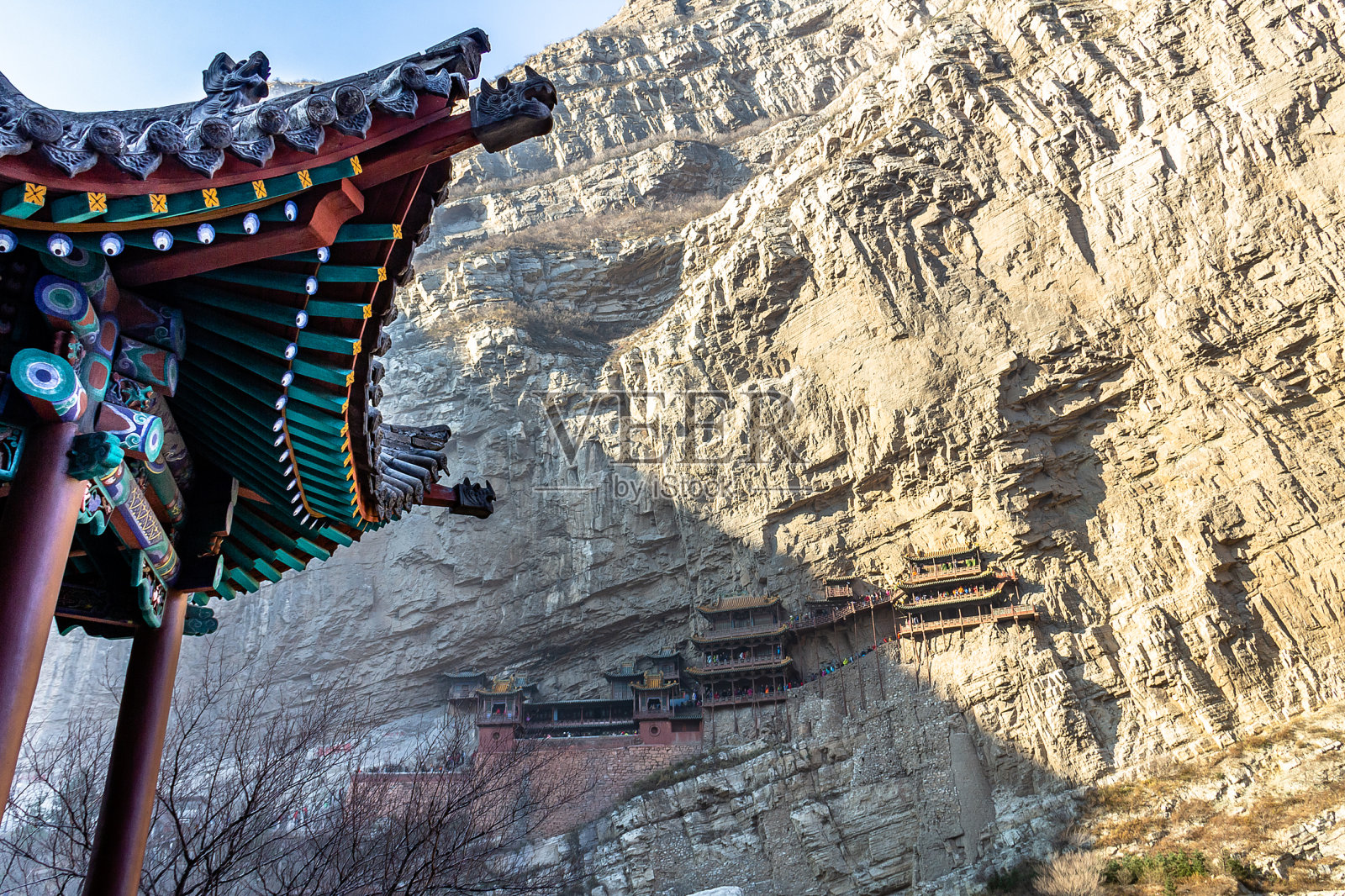 位于中国山西省大同附近的著名悬空寺院。岩石上的字意为“壮观”，其他都是佛教诗歌照片摄影图片