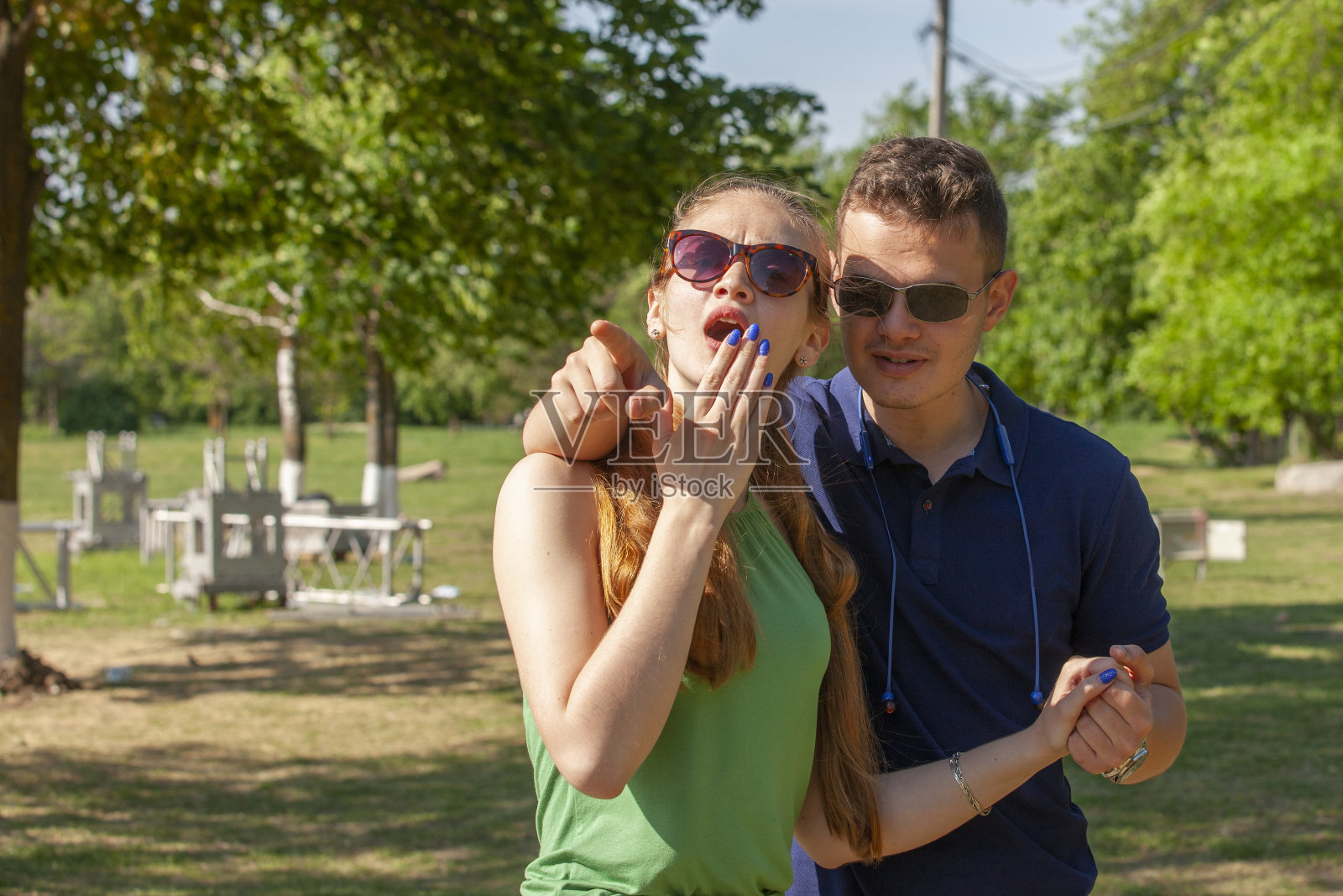 一对相爱的情侣在一个阳光明媚的春天散步。照片摄影图片