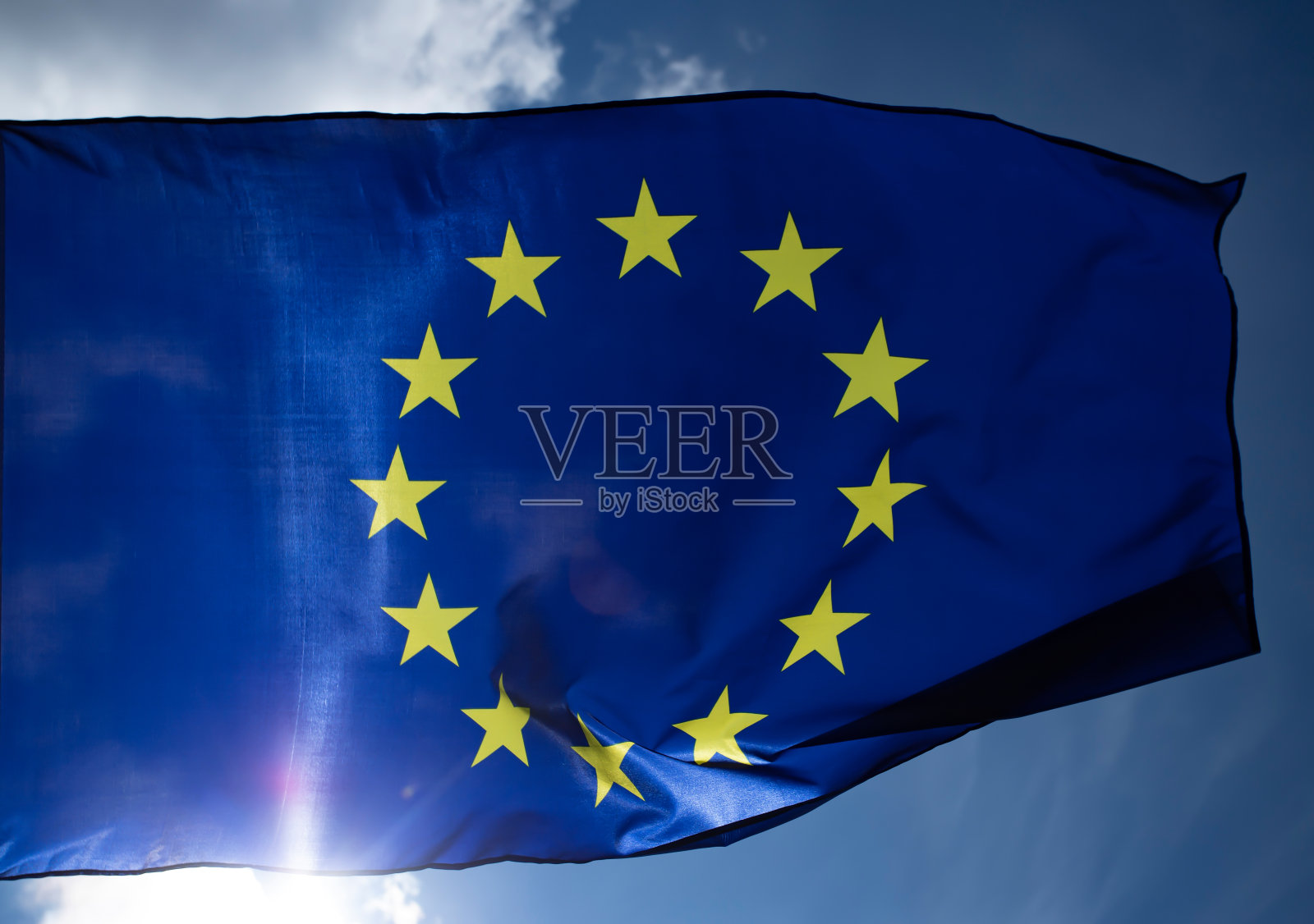 欧洲的旗帜在风中飘扬照片摄影图片