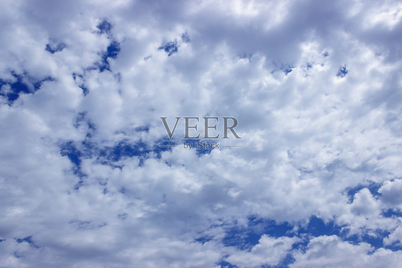 晴朗的夏日，蓝天白云。自然背景。照片摄影图片