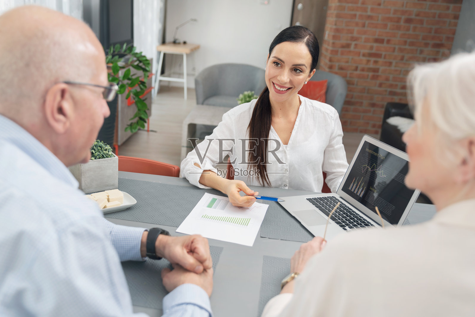 老年夫妇计划他们的投资照片摄影图片