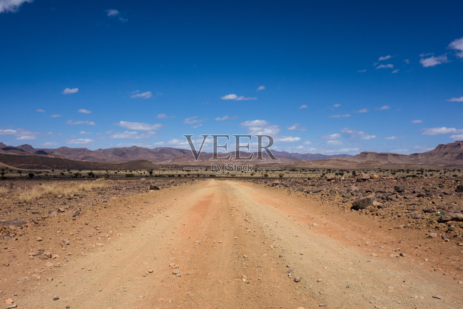 从马拉喀什到摩洛哥Merzouga的公路上的土路和一些岩石沙漠景观照片摄影图片