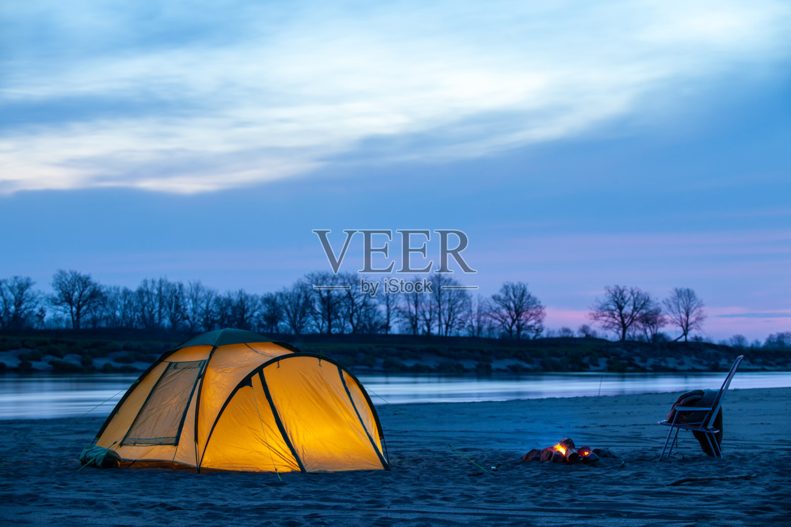 日出时在沙河岸边搭黄色帐篷露营照片摄影图片