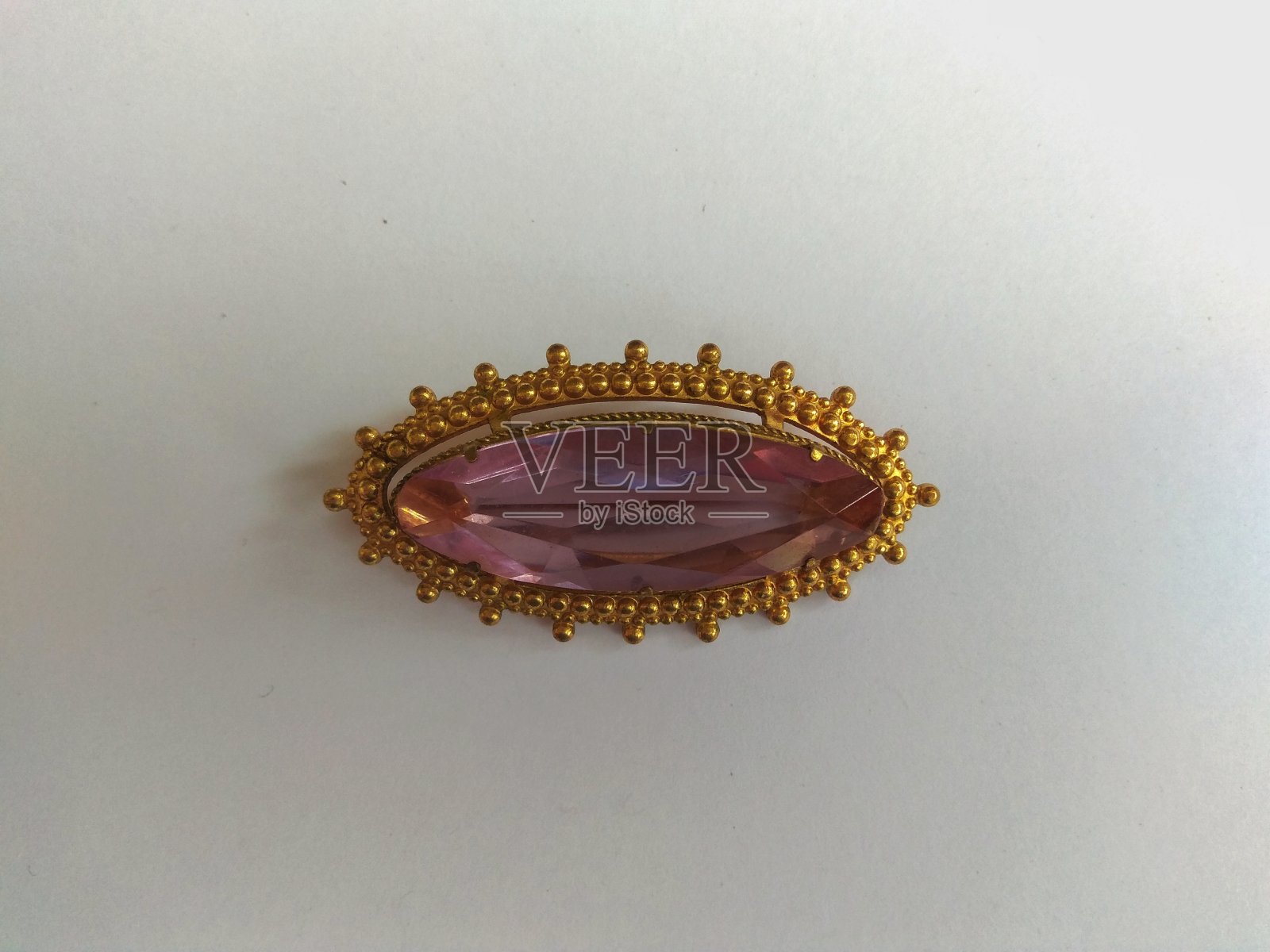 一个古董胸针在金色近景照片摄影图片