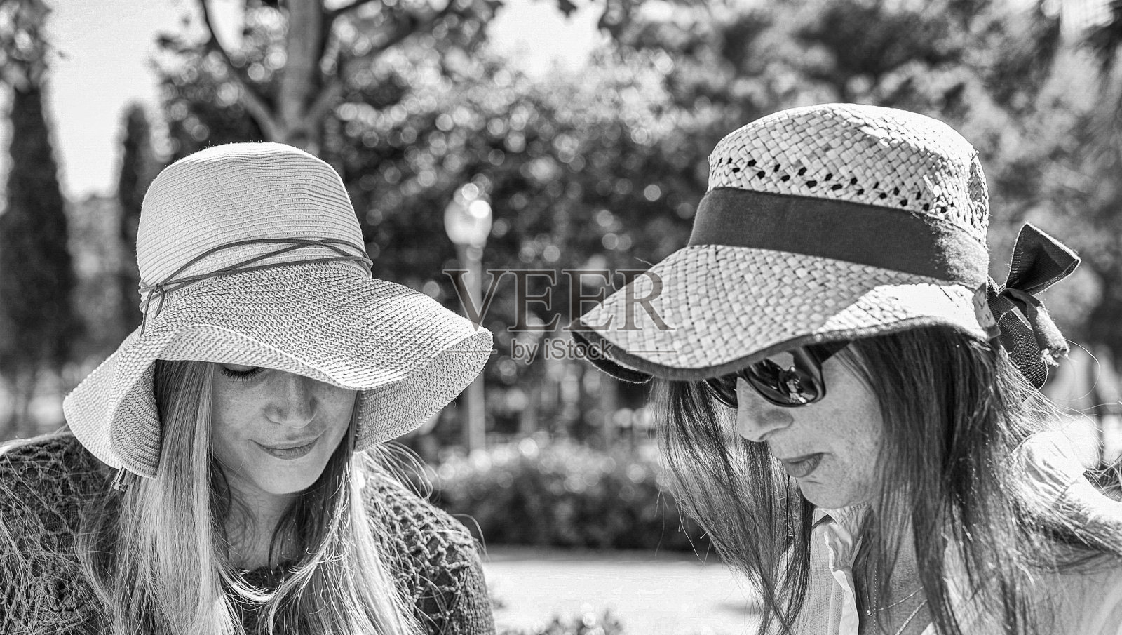 度假的朋友。一对女性朋友在欧洲度假照片摄影图片