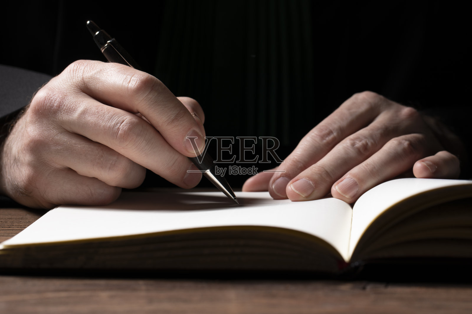 律师见证下签署的商业或法律协议照片摄影图片