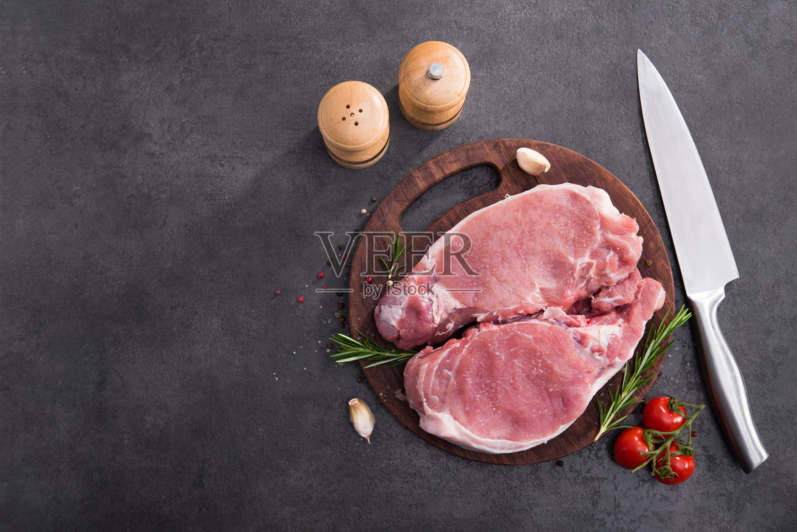 生猪肉排放在木板上照片摄影图片