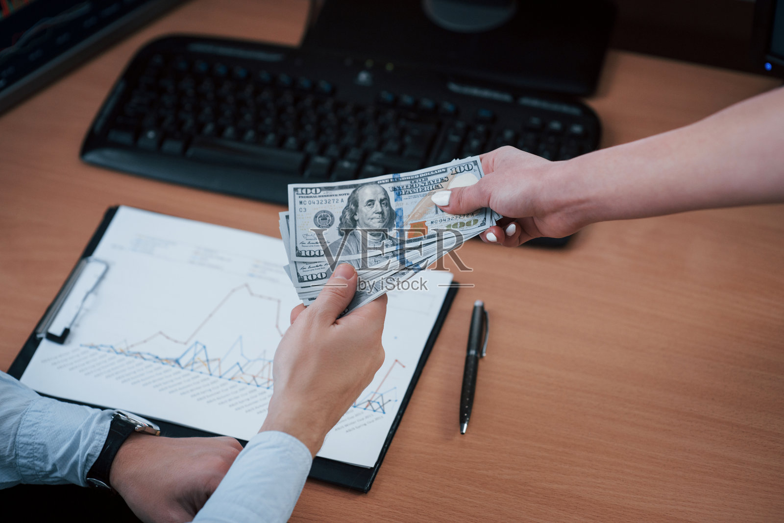 金融的成功。现代办公室里的薪水，屏幕上有图表照片摄影图片