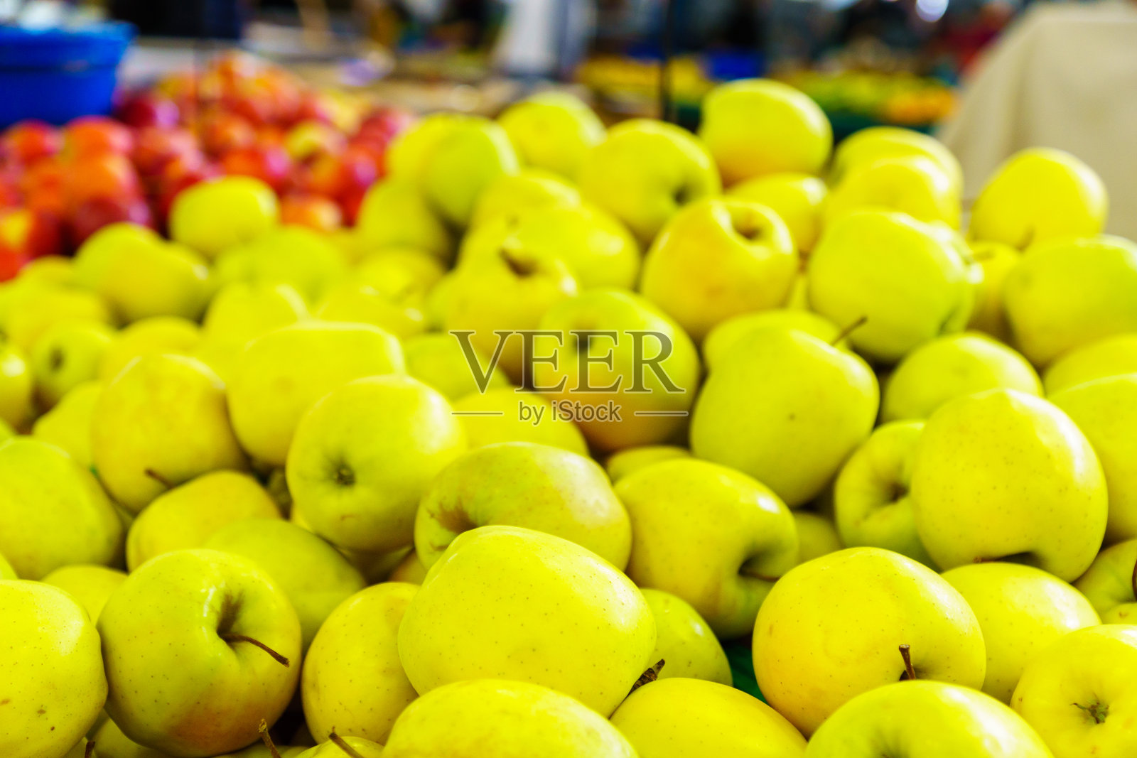 法国市场上出售的苹果，照片摄影图片