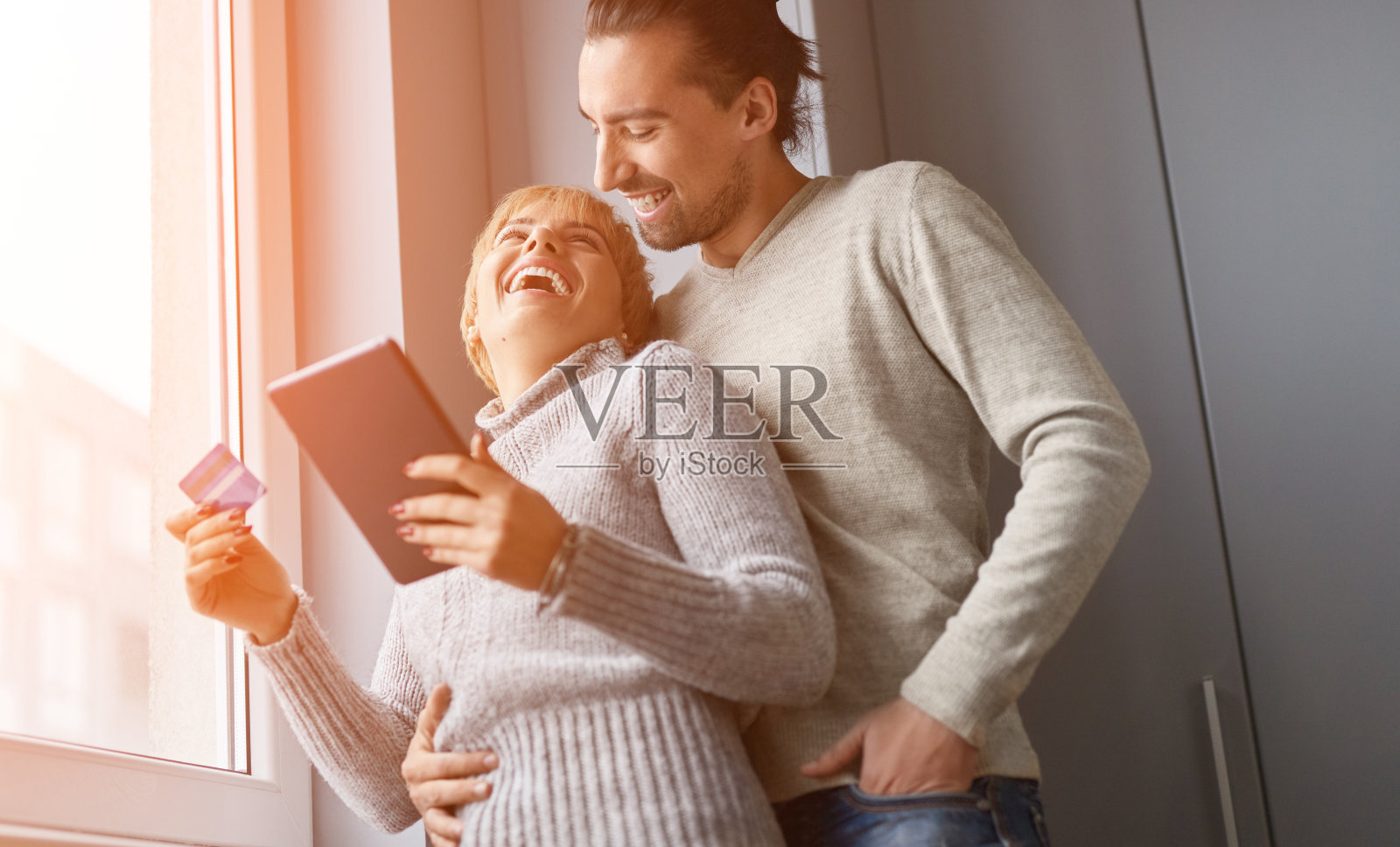 快乐的夫妇在网上购物近窗口照片摄影图片