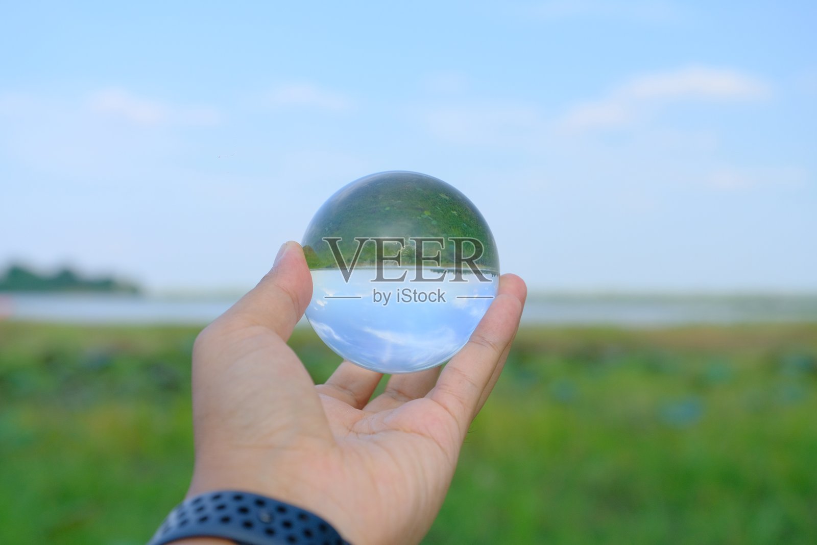 透过水晶球看世界和大自然照片摄影图片