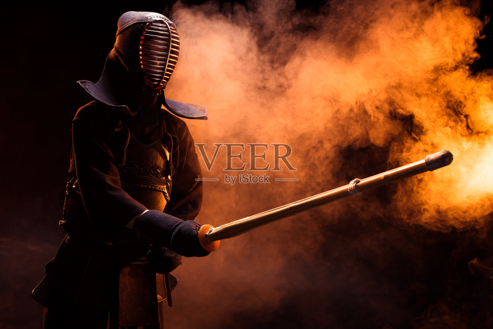 剑道战士在盔甲练习竹剑在烟雾照片摄影图片