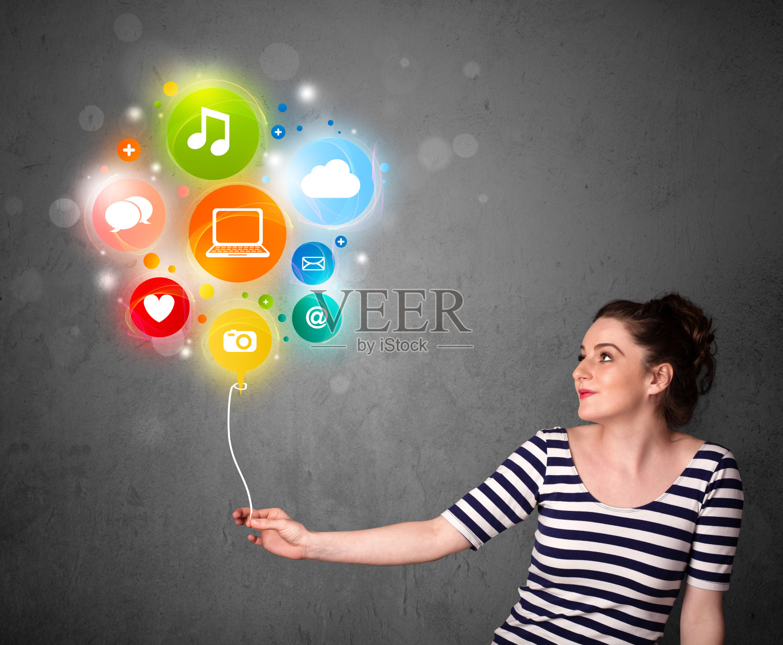 拿着社交媒体气球的女人照片摄影图片