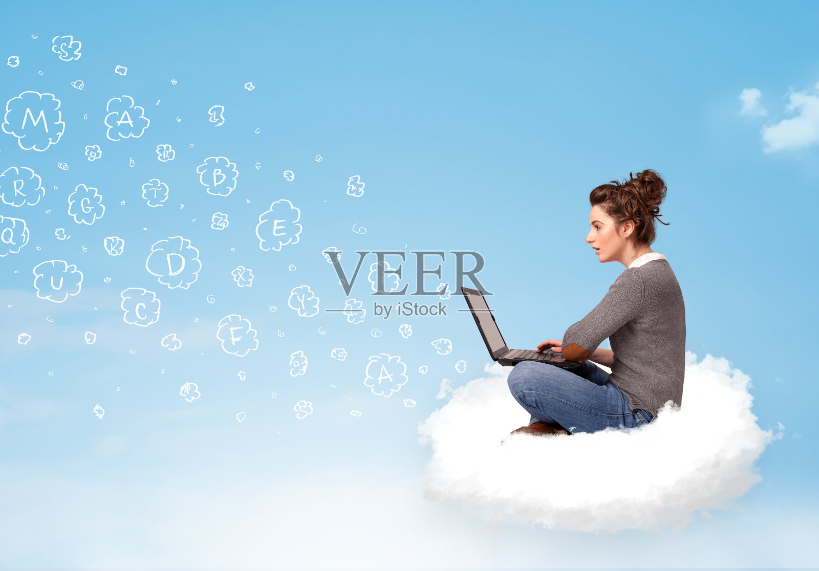 年轻女子坐在云里，拿着笔记本电脑照片摄影图片